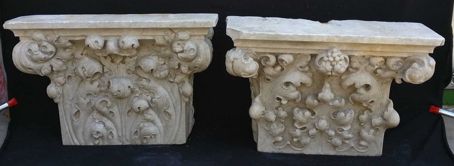 Coppia di grandi capitelli - Basi per Tavolo - Marmo di Carrara statuario, Venezia - 16º secolo - H 48 cm