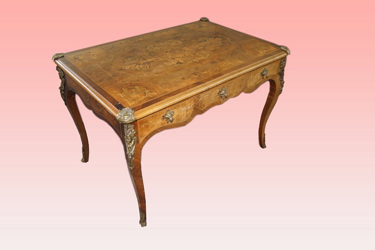 Wunderschöner französischer Schreibtisch aus der ersten Hälfte des 19. Jahrhunderts im Louis-quinze-Stil mit reichen Intarsien
