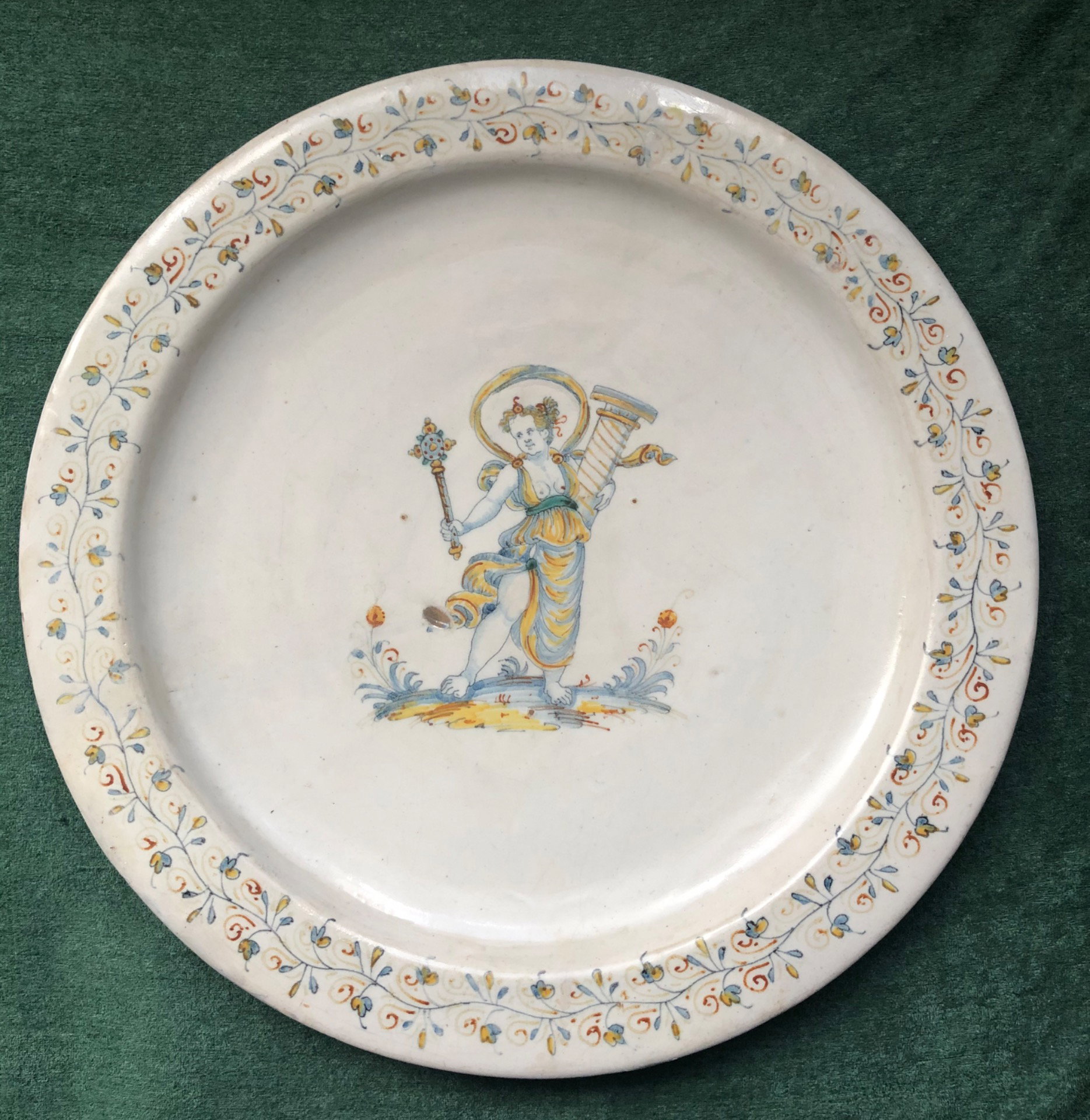 Prato grande de faiança com decoração sumária. Manufatura de Domenico Mancini (o frade). Deruta.