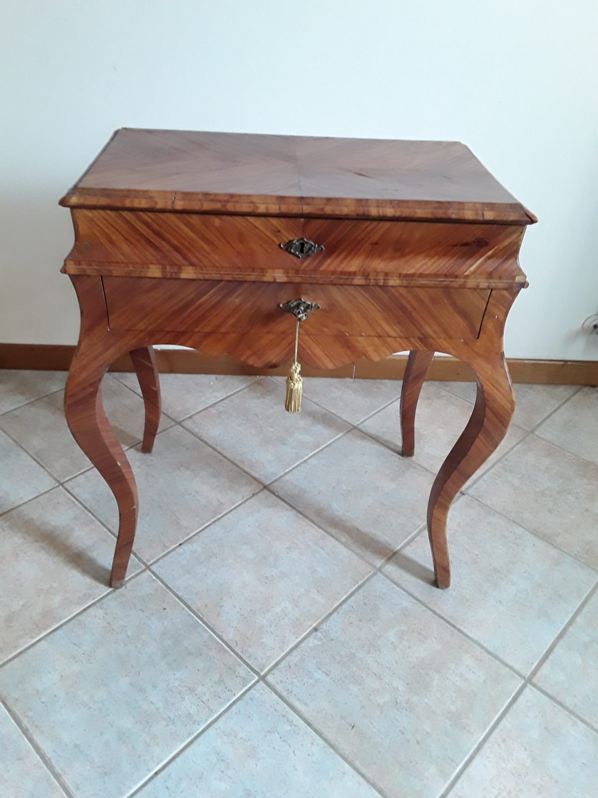 Kleiner Tisch, vollständig mit Palisanderholz ausgekleidet, mittig mit Schublade und aufklappbarer Platte mit Fächern, geschwungenen Beinen und fischgrätartig ausgekleideten Seiten, L65xB40xH77, gesetzliche Gewährleistung