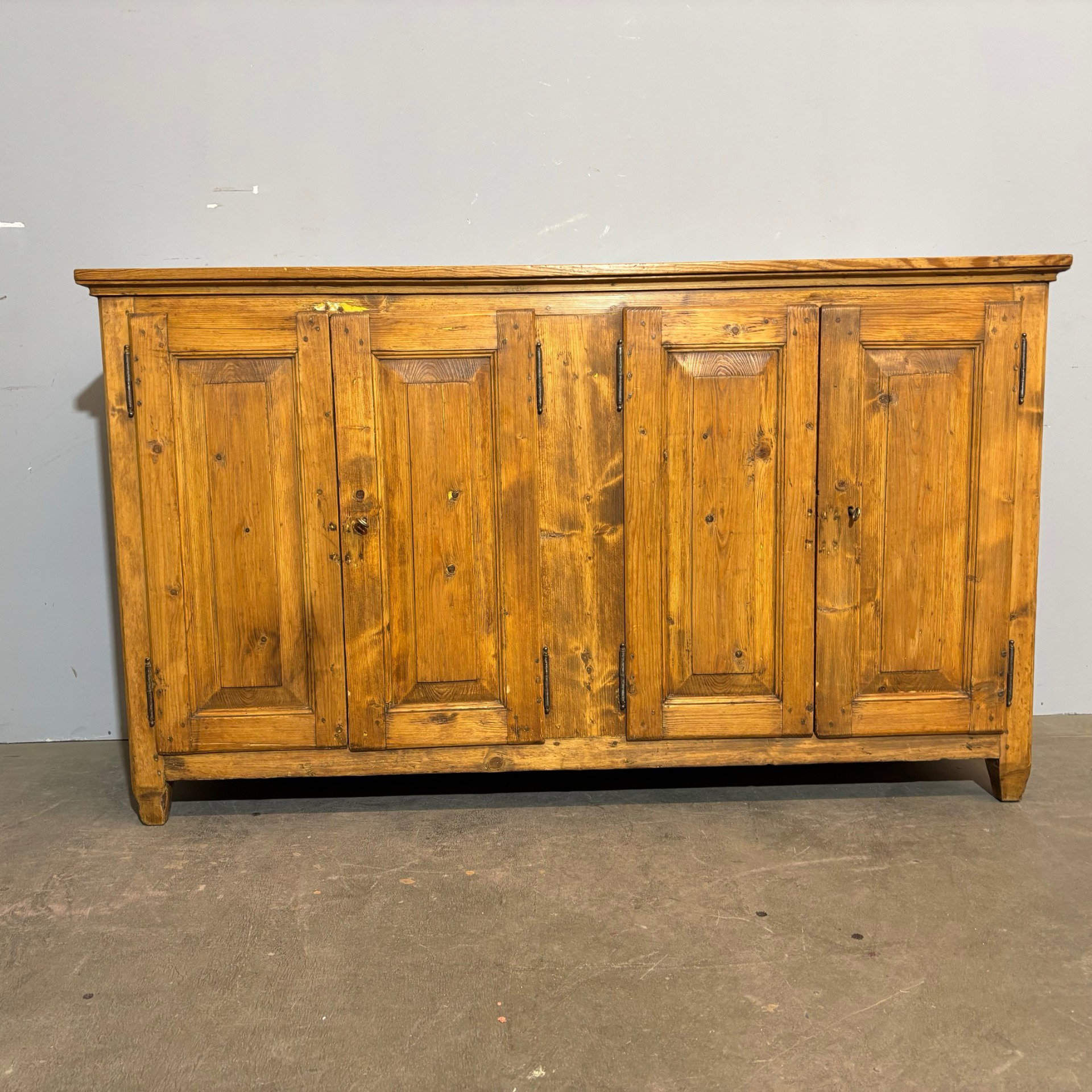 Antica credenza servante toscana a quattro sportelli , restaurata al naturale pino massello ,  meta XIX  