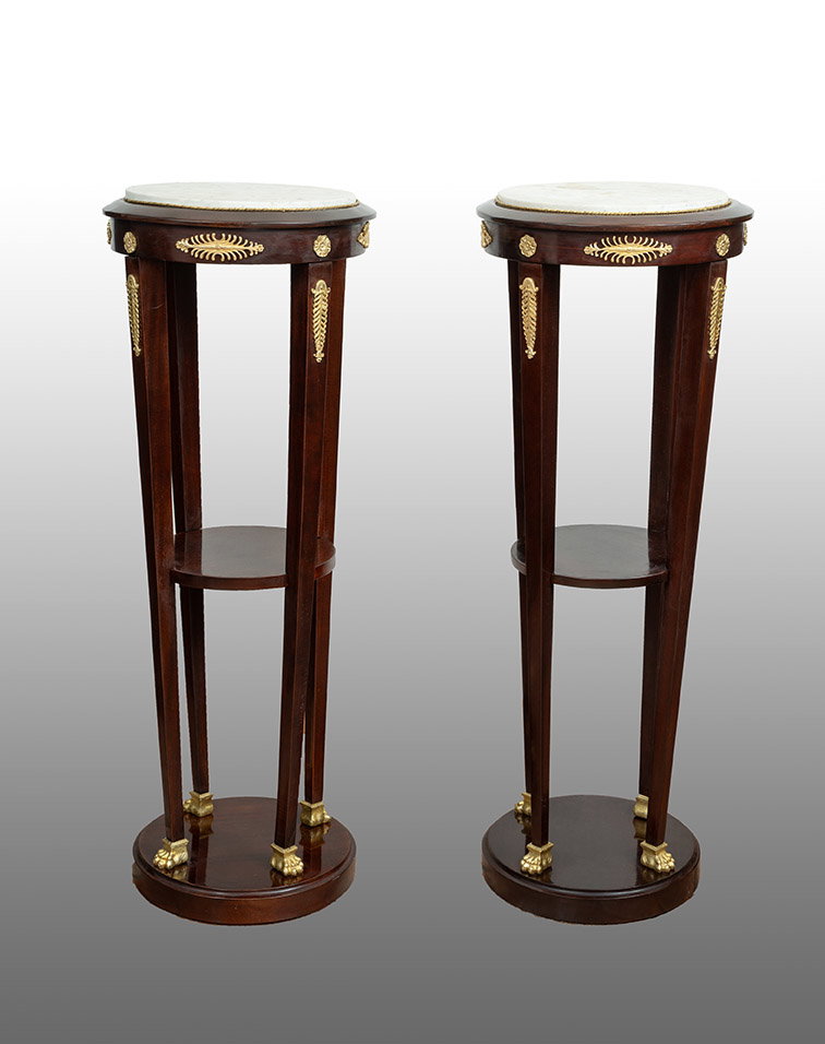 Paar antike Napoleon III Sockel aus Mahagoni furniert mit Marmorplatten. Frankreich 19. Jahrhundert.