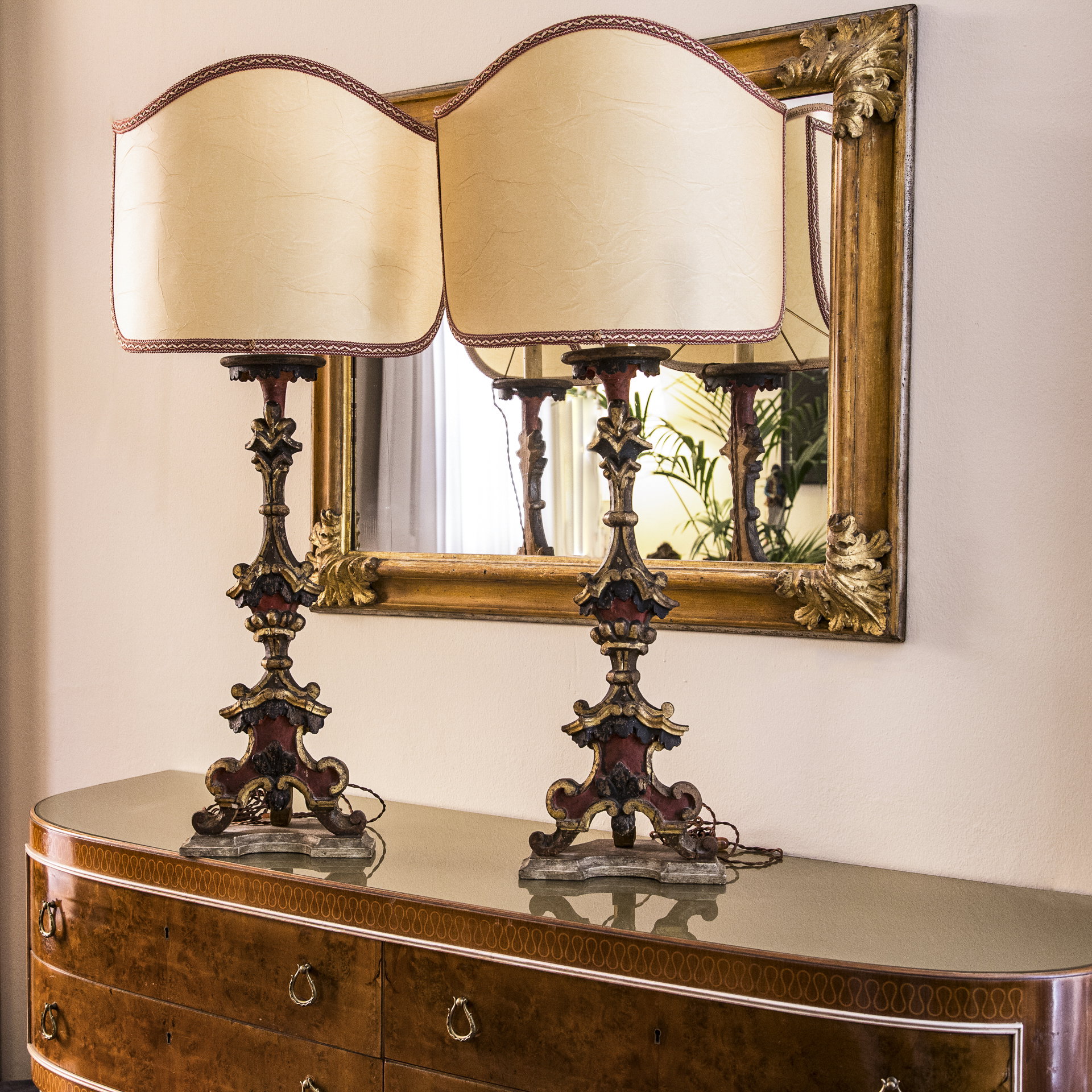 Coppia di candelieri in legno laccato veneti Luigi XIV