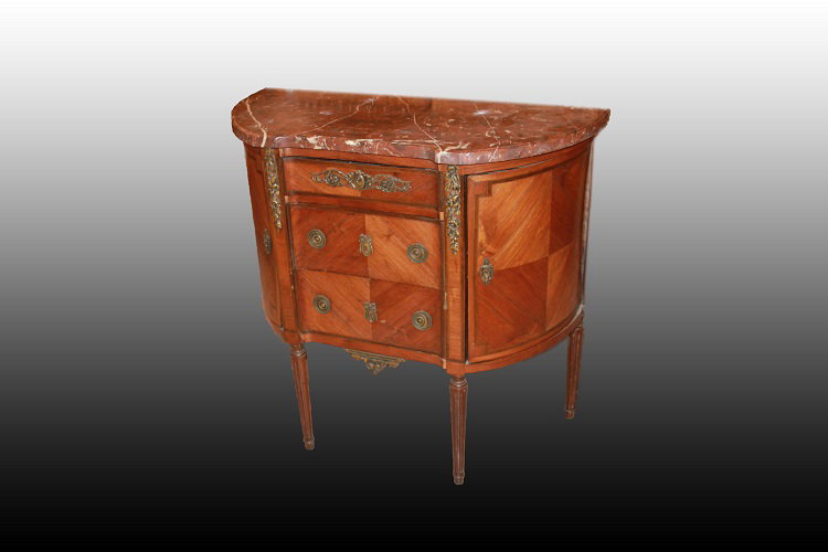 Petite commode française de style Louis XVI, à façade arrondie, datant du XIXe siècle, avec marbre et bronze.