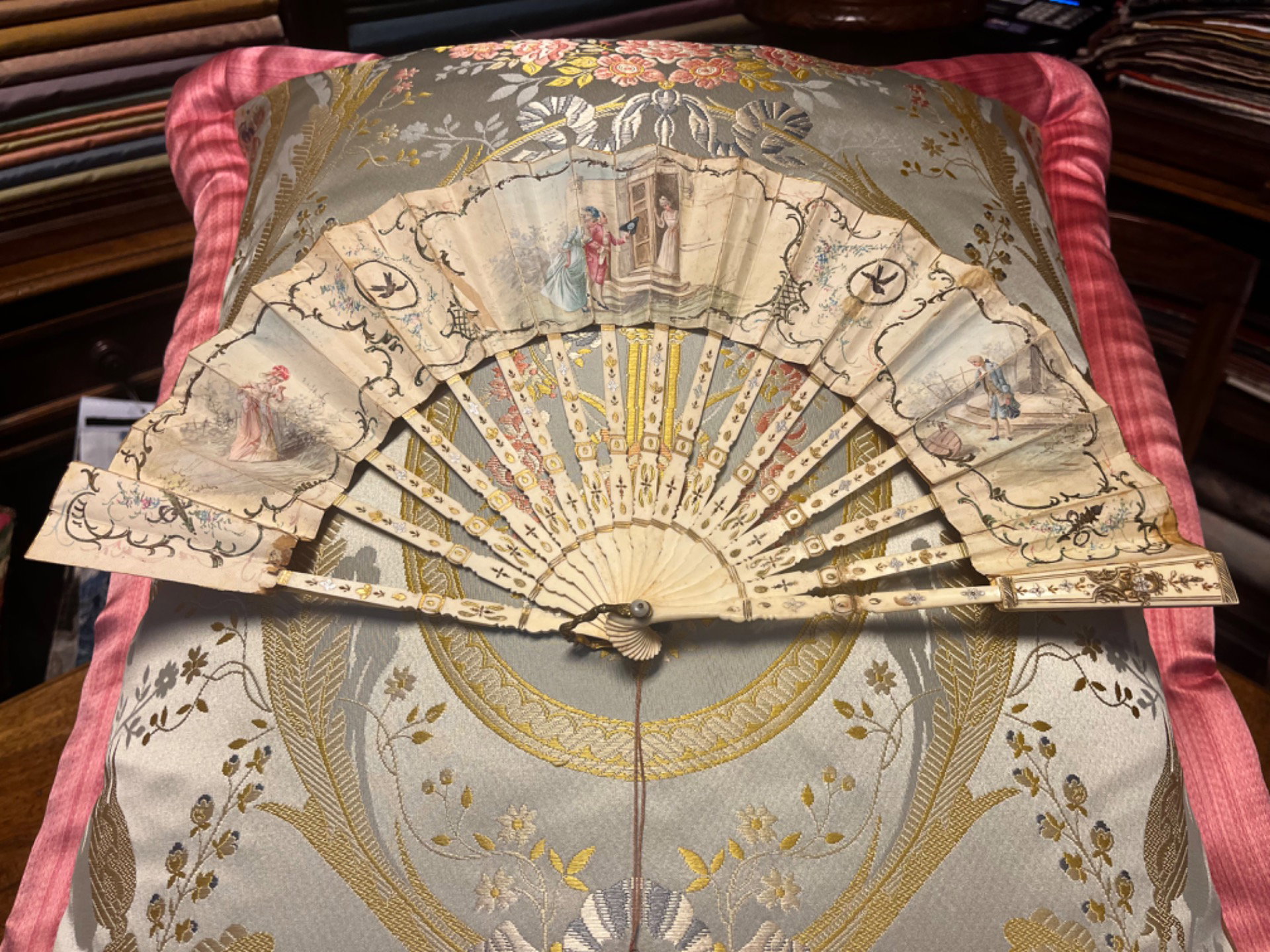 Éventail ancien Louis XVI précieux, peint à la main sur peau de poulet tannée, seconde moitié du XVIIIe siècle, avec son étui d'origine. Transactions uniquement avec des particuliers et des collectionneurs.