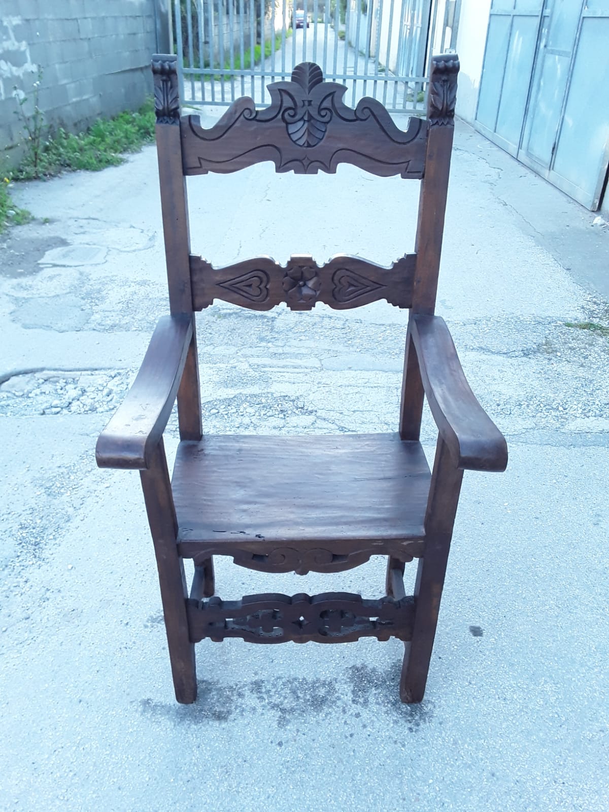 Trono florentino de nogal tallado, época de 1600, h143xl65xp40 al asiento, garantía según los términos de la ley.