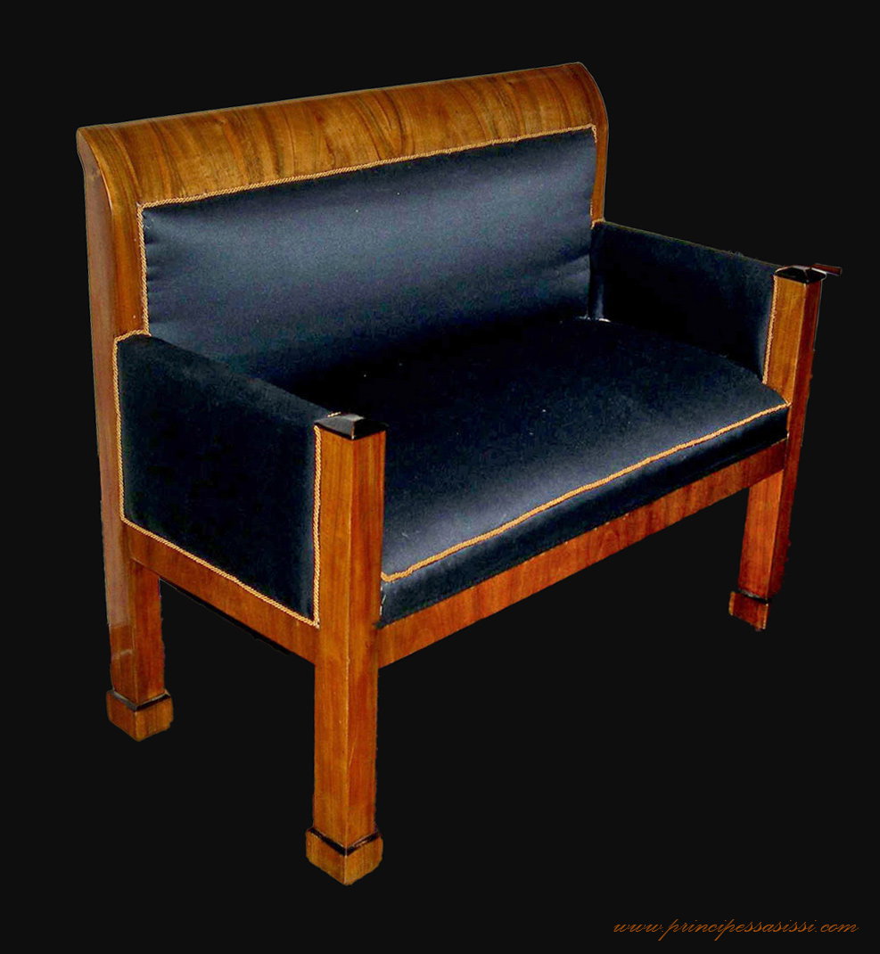 Viena, c.a. 1815. Elegante sofá Biedermeier da primeira fase, intacto, folheado em pluma e nogueira loura.