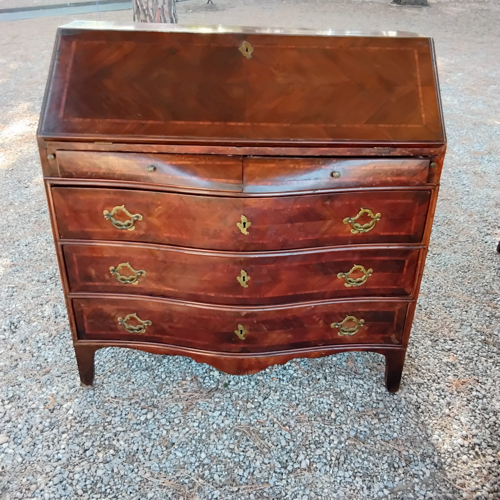 Genuesischer Schreibschrank aus der Zeit um 1700, Nussbaum, bewegte Front, Platte und Seiten massiv, die Front furniert mit Fischgrätmuster, Filet in Rosenholz, L112xB50xH114, Garantiezertifikat wird ausgestellt.