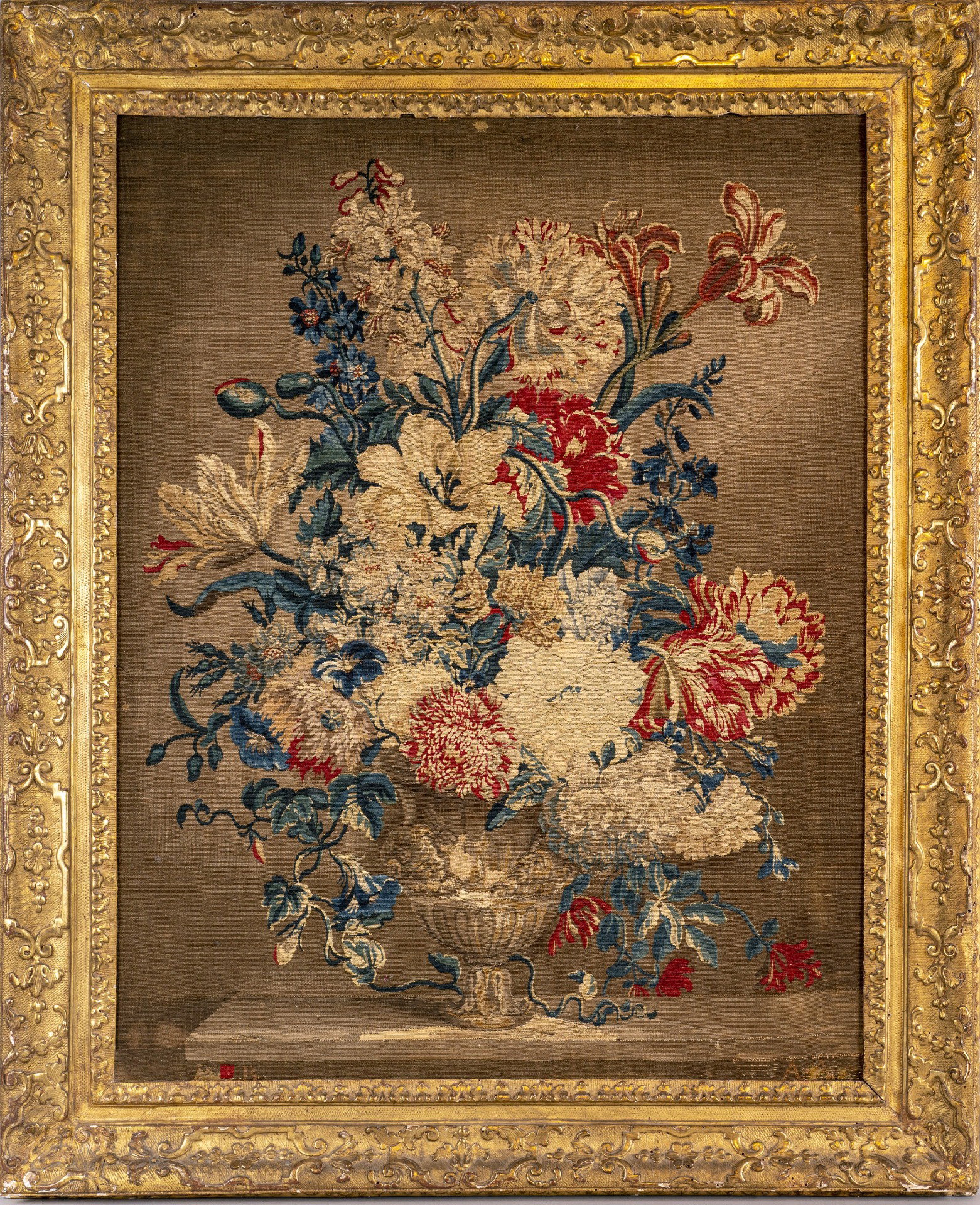 Nature morte aux fleurs, tapisserie de Bruxelles dans un cadre en bois sculpté et doré d'époque, XVIIe siècle