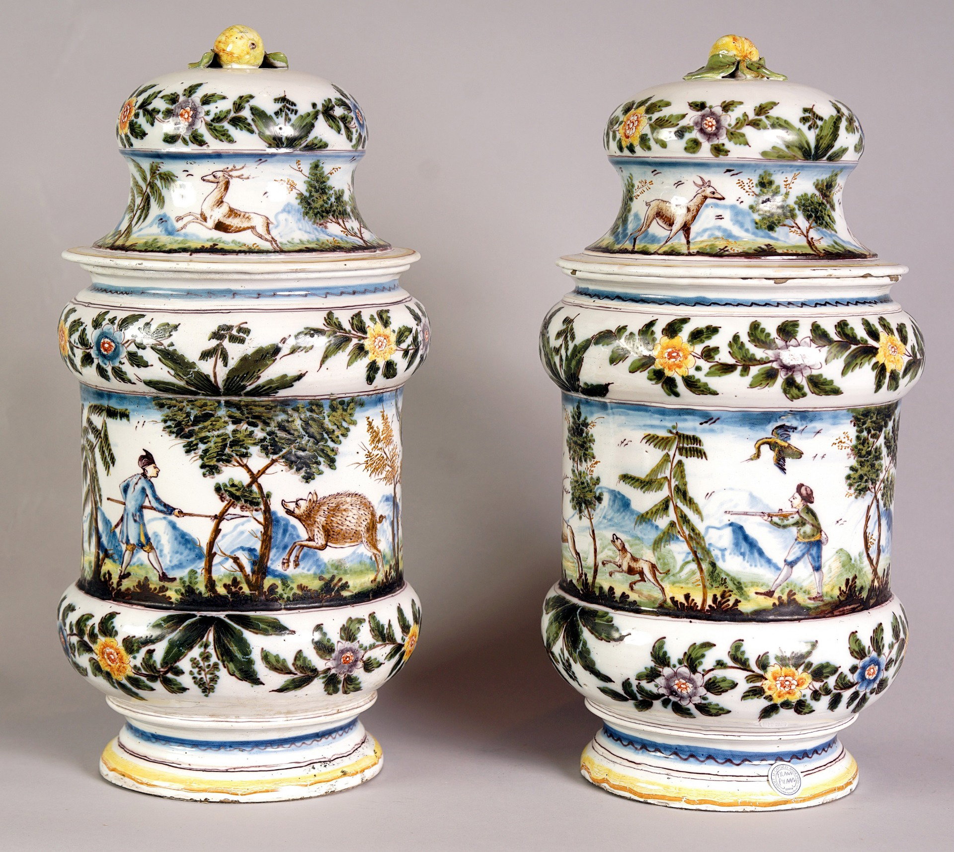 Coppia di vasi in maiolica con coperchio decorati in vivace policromia, Bassano secolo XVIII
