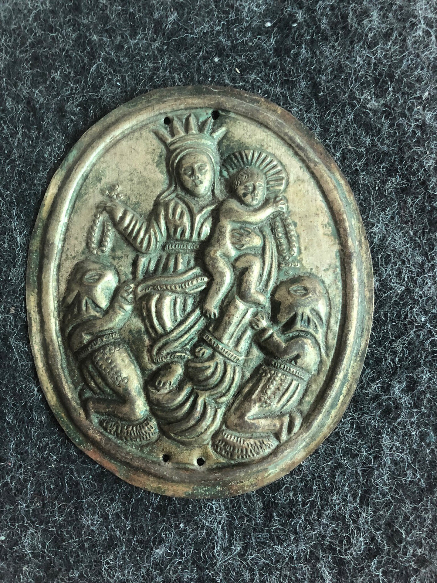 Mantelspange aus Messing mit Madonnendarstellung, Kind und zwei vermummten Figuren. Rosenkranzbruderschaft. Genua.