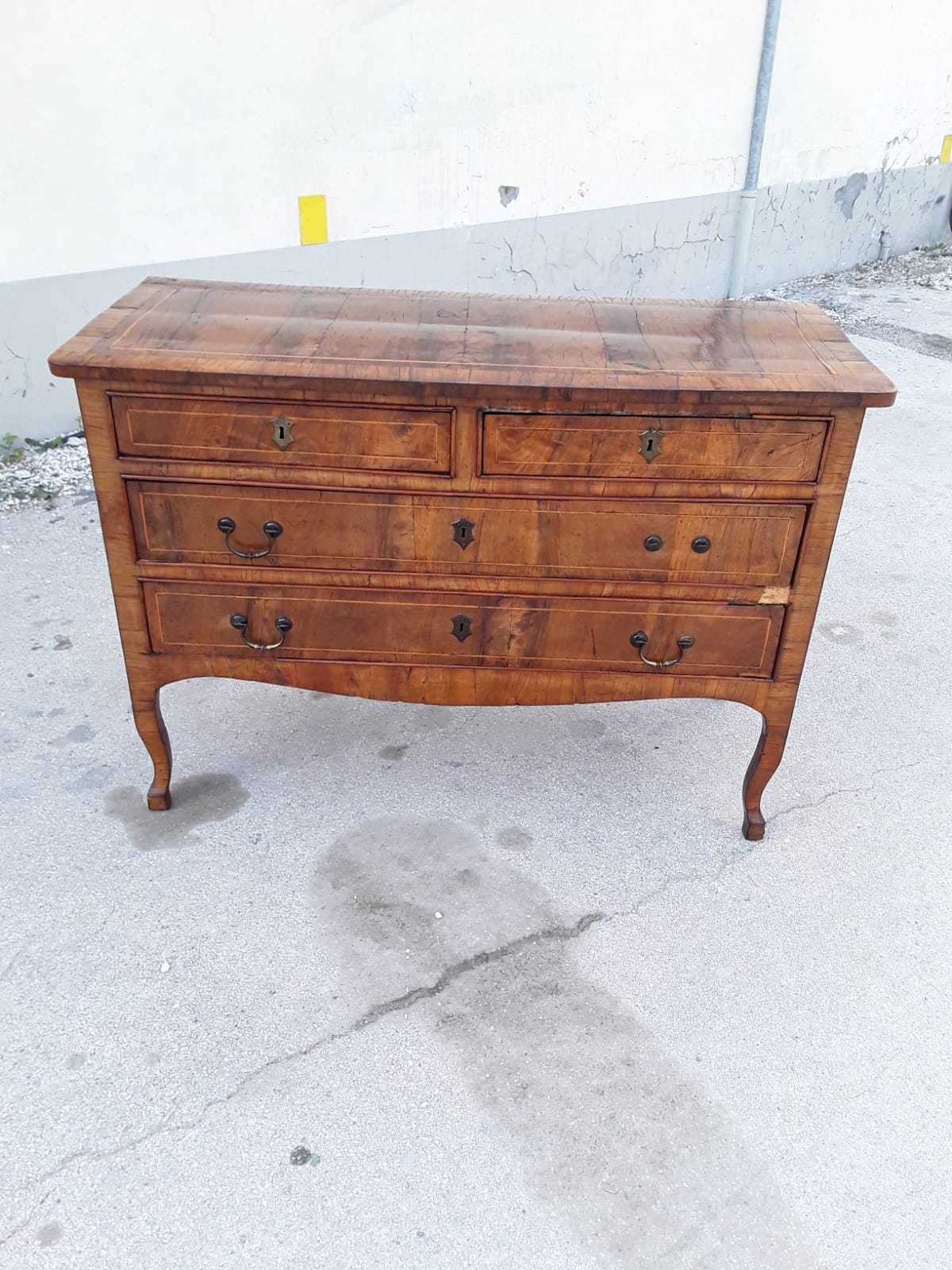 Sienese chest of drawers veneered in olivewood walnut with boxwood threads, mid-1700s, in original untouched patina l128x54xh90 statutory warranty