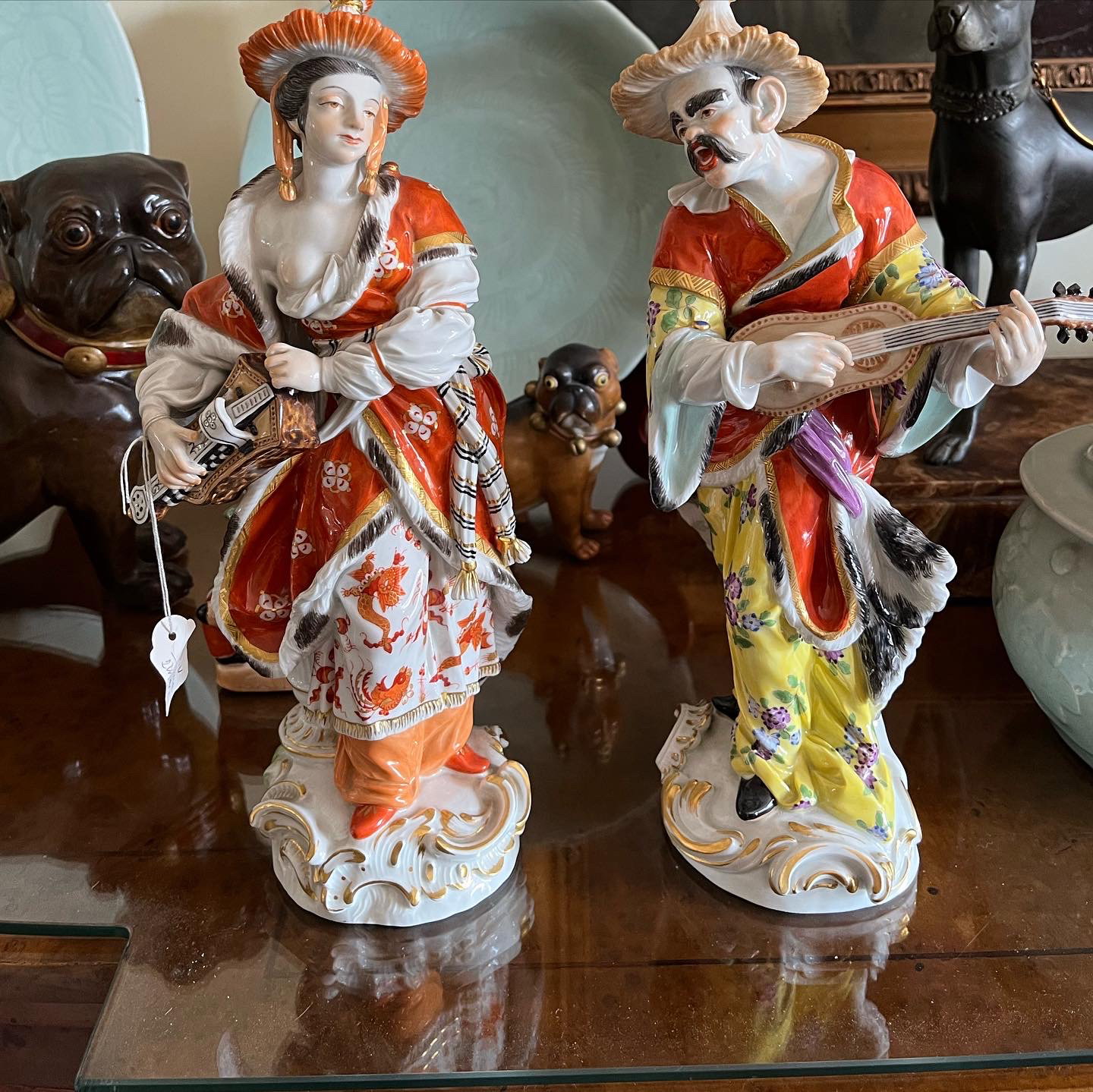 Par de figuras de porcelana de Meissen, que representan a dos personajes orientales de Malabar tocando el laúd. Época de finales del siglo XIX.