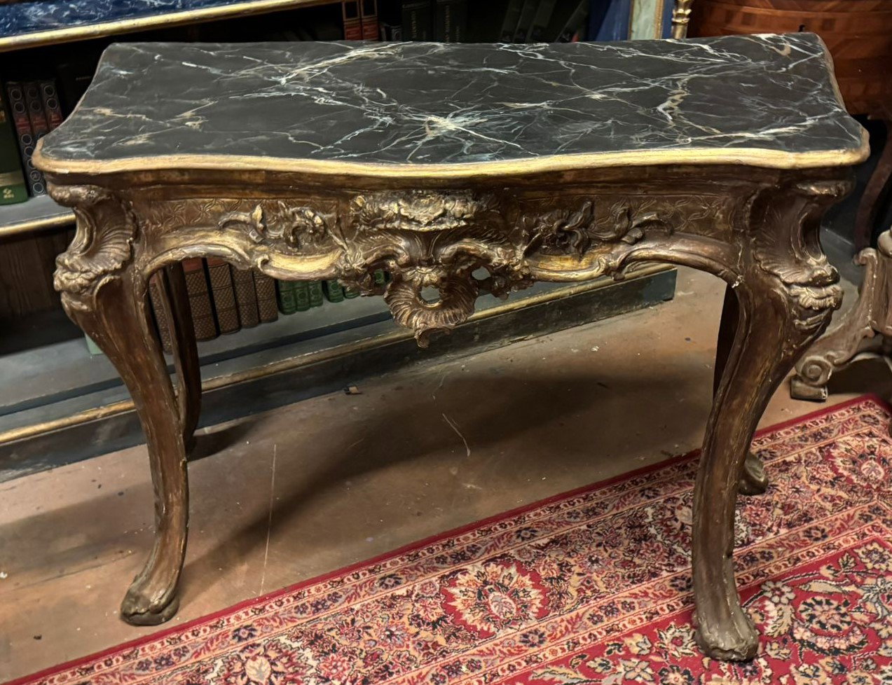 TAV261 - Consolle in legno laccato e dorato, epoca '700, misure cm L 120 x H 87 x P 57