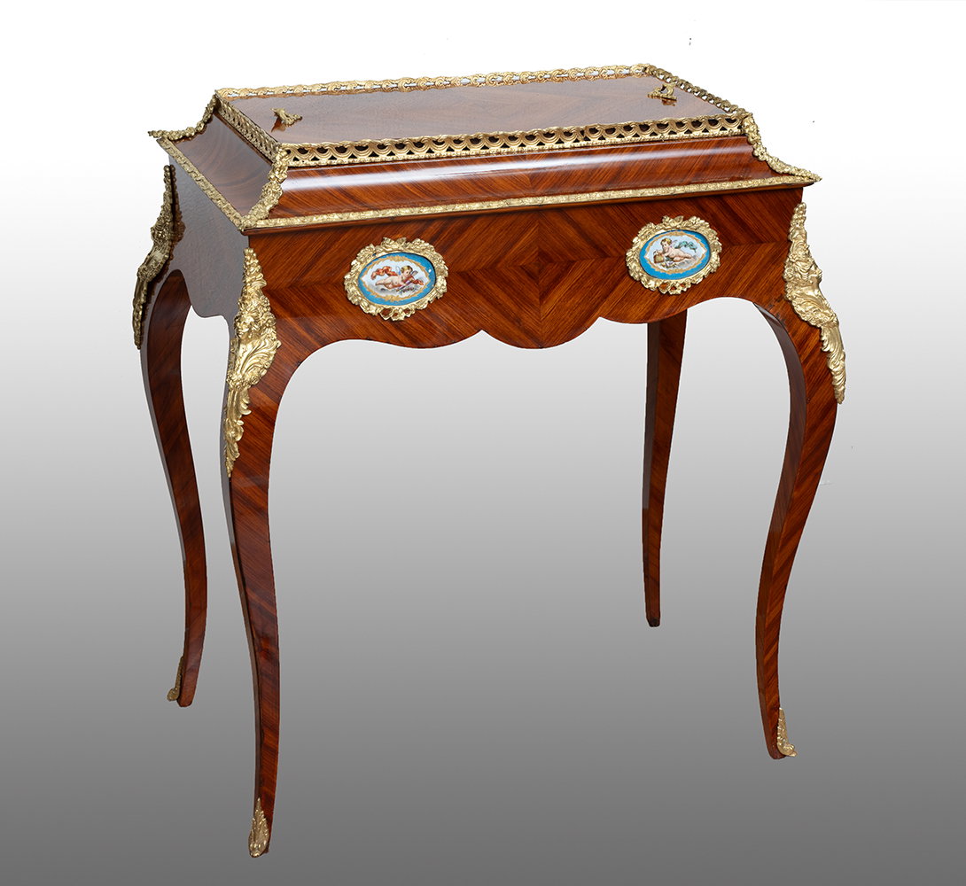 Mesa auxiliar/Jardinera Napoleón III francesa en madera exótica preciosa con aplicaciones de placas de porcelana de Sèvres. Periodo siglo XIX.
