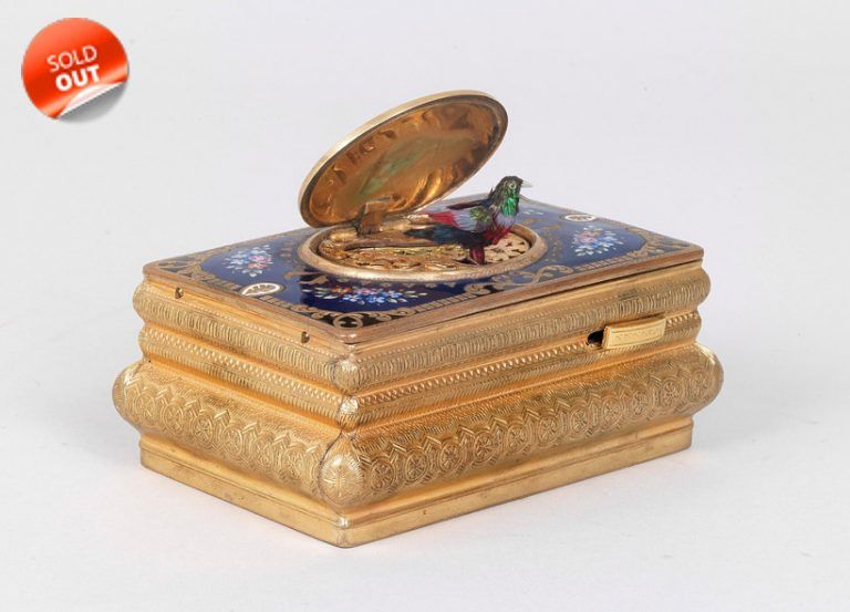 Automa in bronzo dorato e smalti policromi raffigurante scena galante, apertura a scatto con uccellino sonoro e rotante