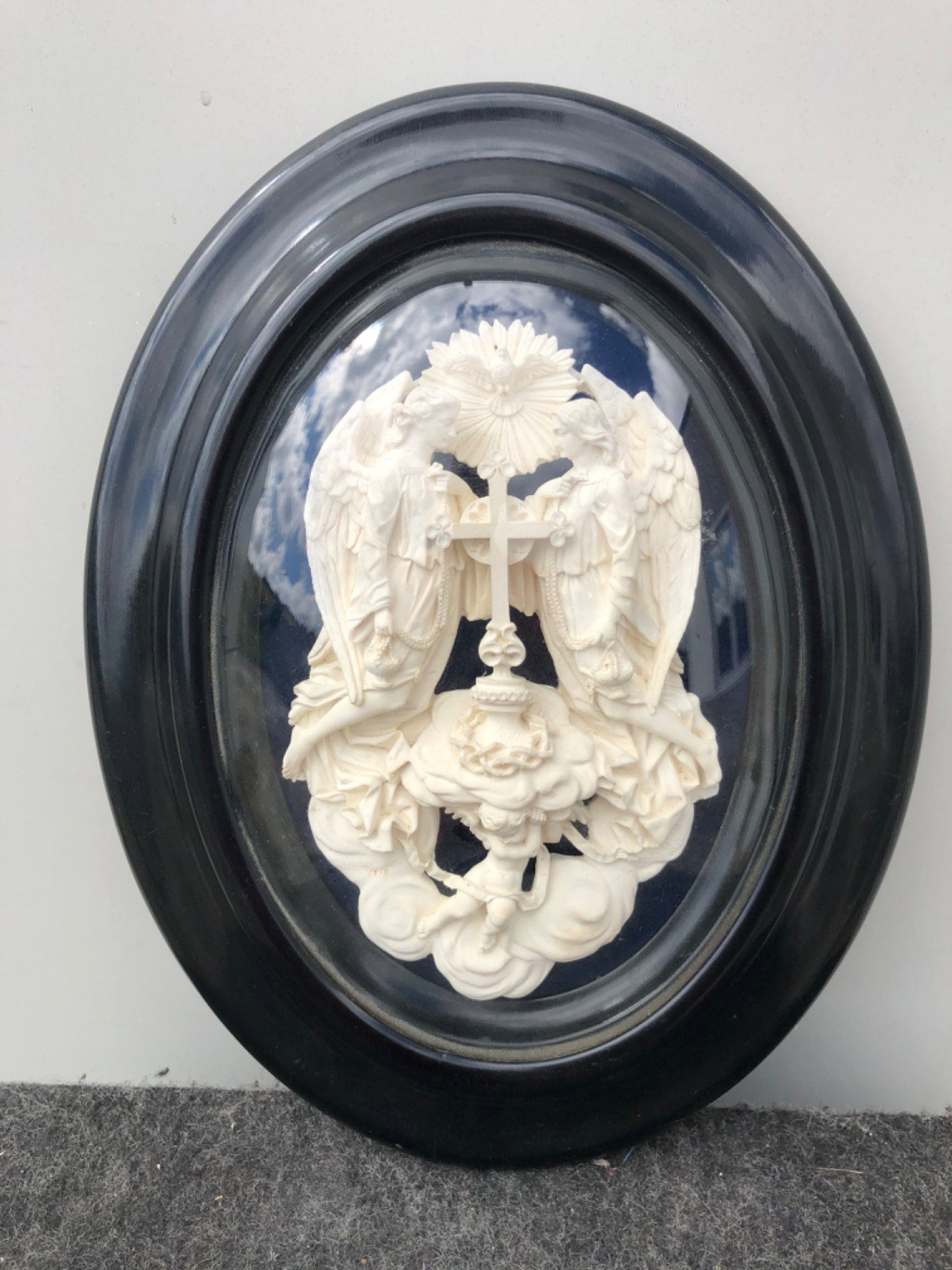 Bassrelief aus Meerschaum (Magnesit), das ein Engelspaar mit einem Cherub darstellt. Signatur A. Masson. 1856. Frankreich.