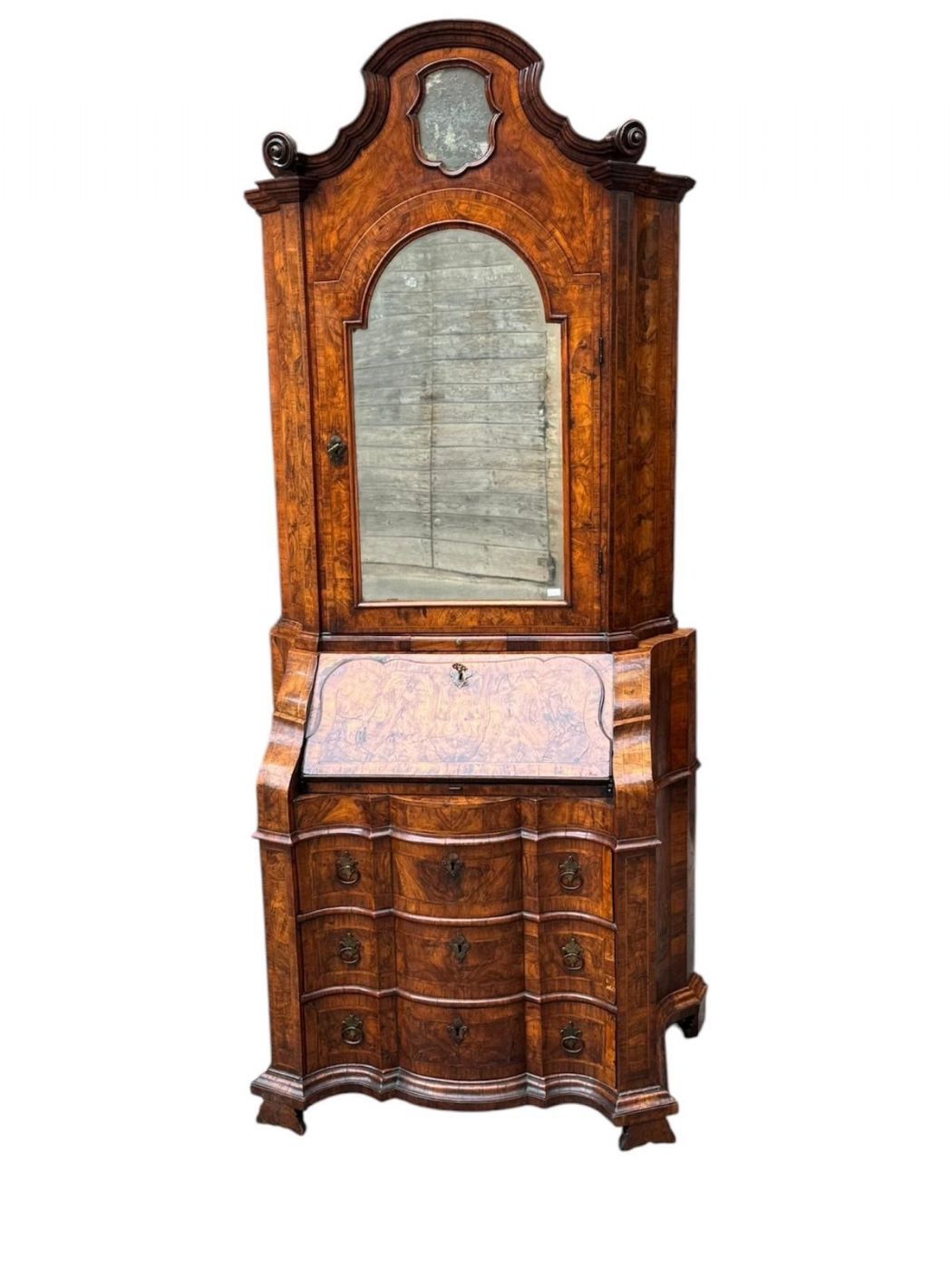 Favoloso trumeau in legno di noce e radica di noce mosso sul fronte e nei fianchi in prima patina con calatoia sagomata.VENEZIA XVIII secolo 