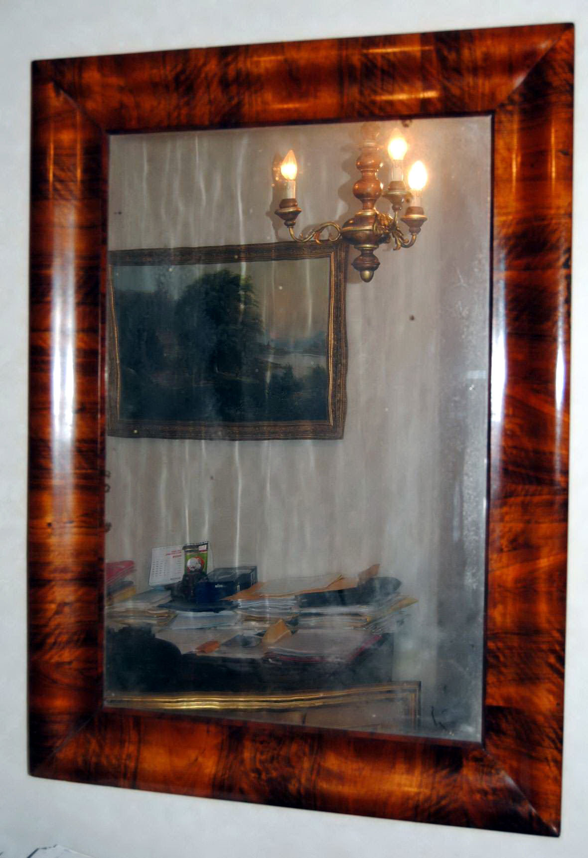 Wien um 1820. Eleganter, intakter Biedermeier-Spiegel, furniert mit Nussbaummaserholz und originalem Quecksilberspiegel.