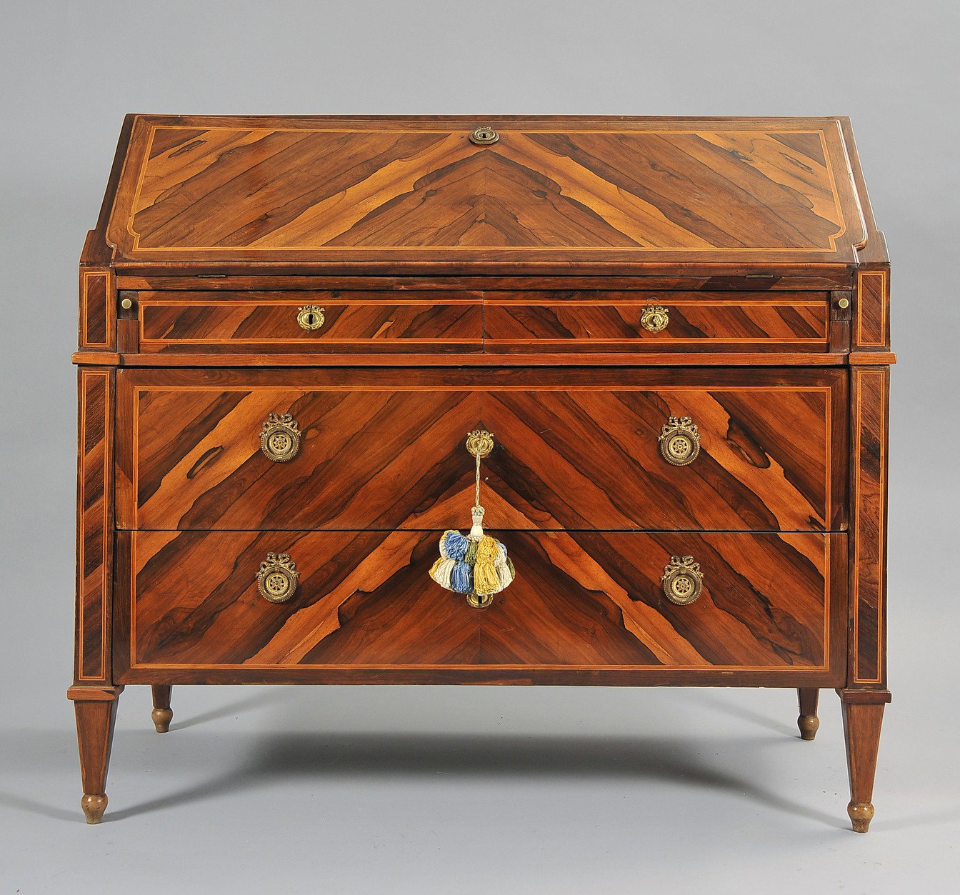 Louis XVI Schreibtisch aus indischem Nussbaumholz und mit Rosenholzfäden versehen, Genua