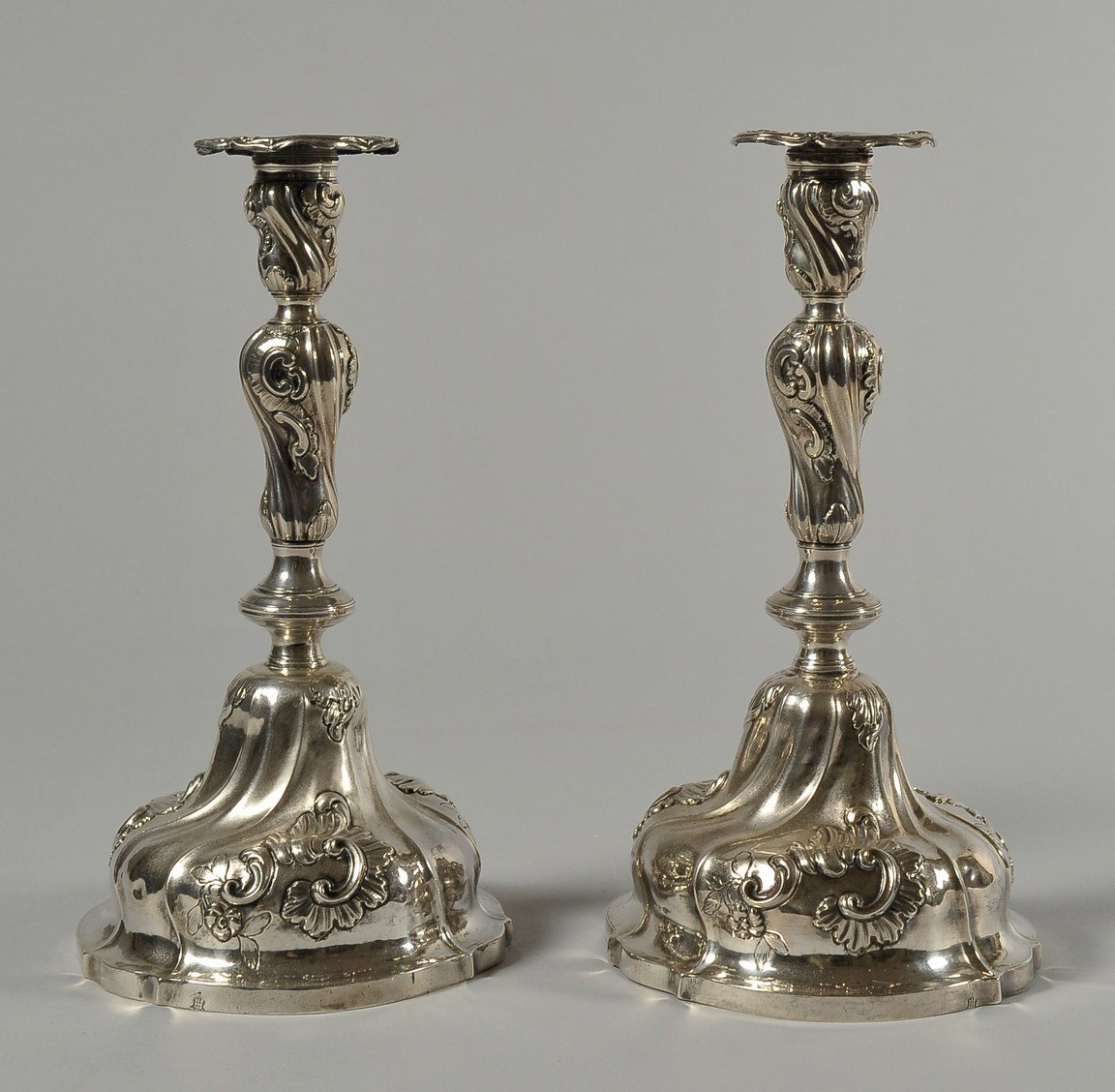 Paire de chandeliers Louis XV en argent repoussé à motifs floraux, Torretta Gênes XVIIIe siècle.