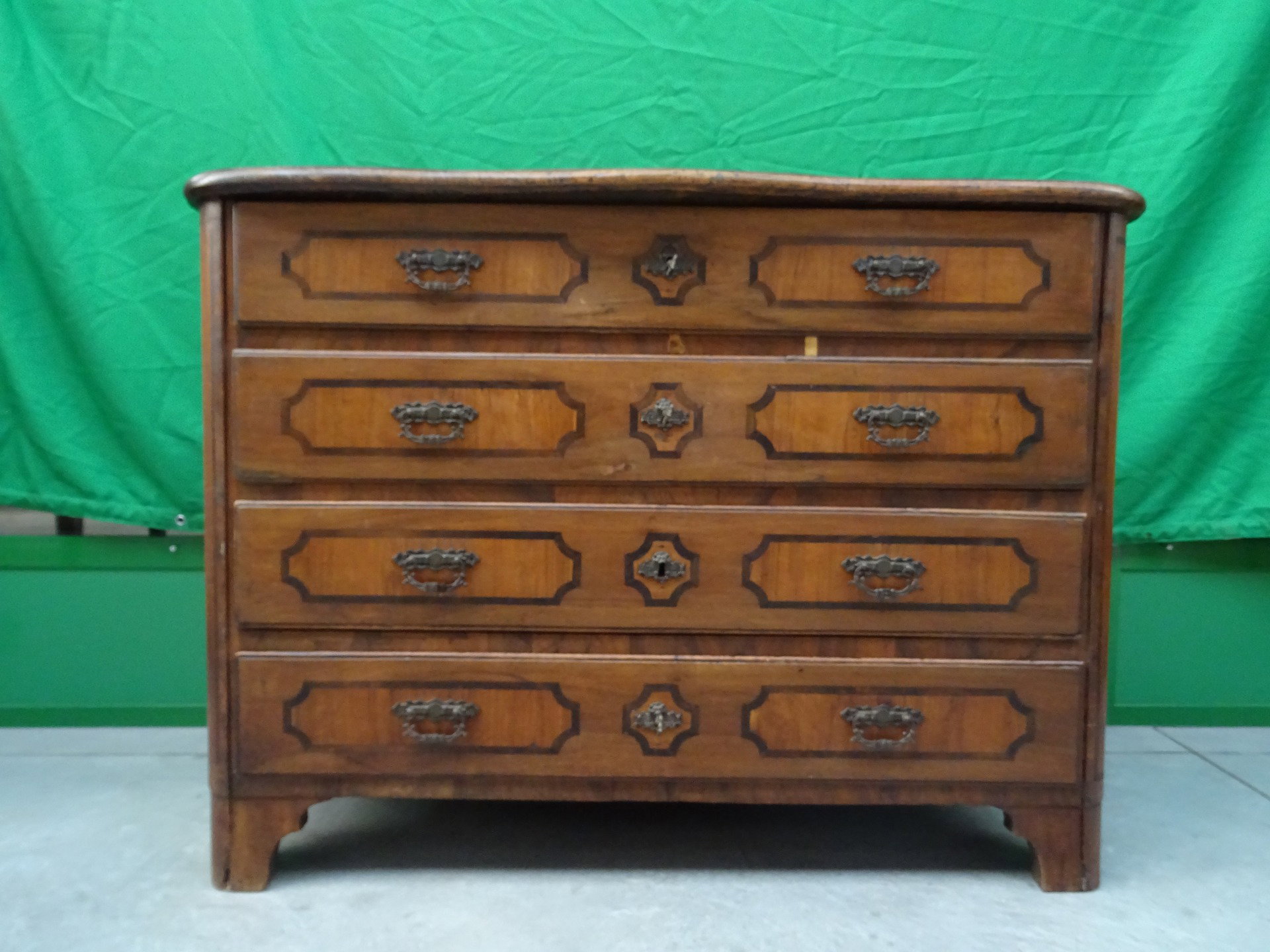 Cassettone in noce massello intarsiato Luigi XV 1700 piemontese piano asse unico