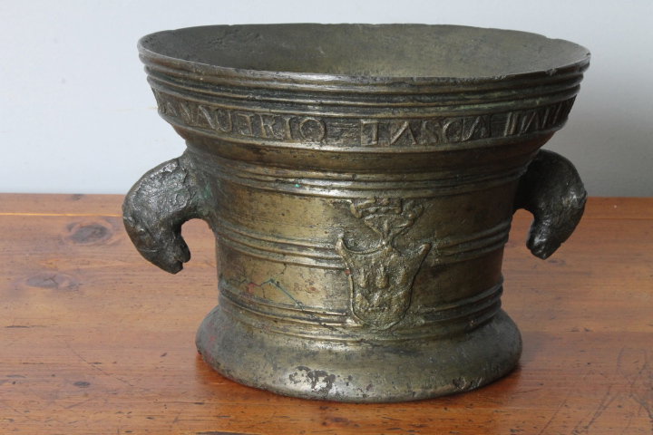 Antico mortaio in bronzo spettacolare 1859 con Stemma e nome  Farmacia. Mis h 17 diametro cm 24 