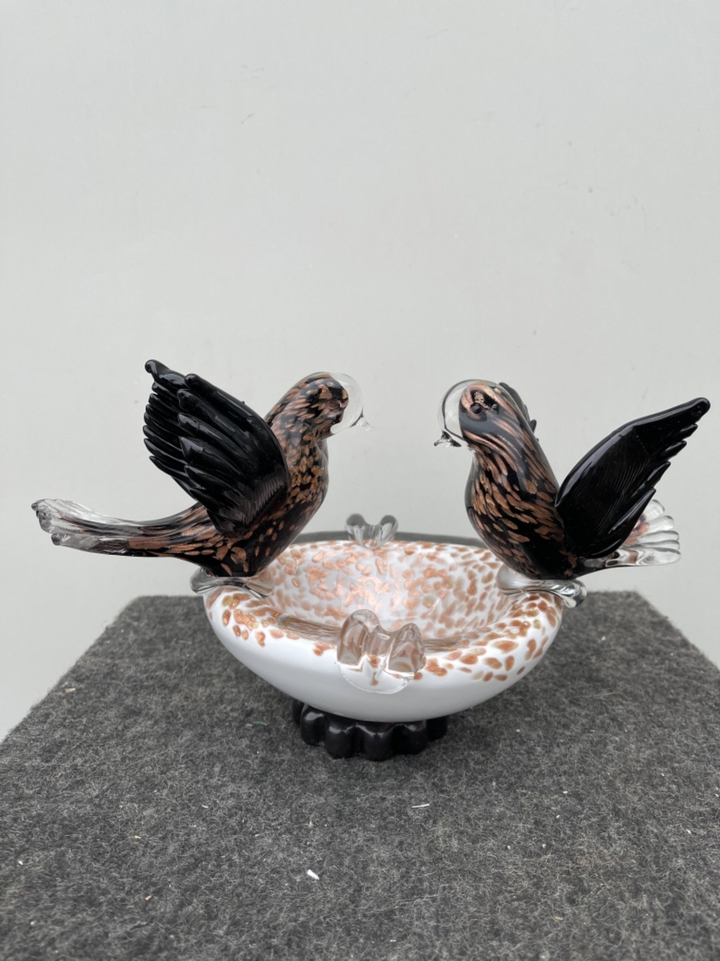 Ashtray with two submerged glass birds with lattimo and aventurine. Barovier & Toso. Murano.