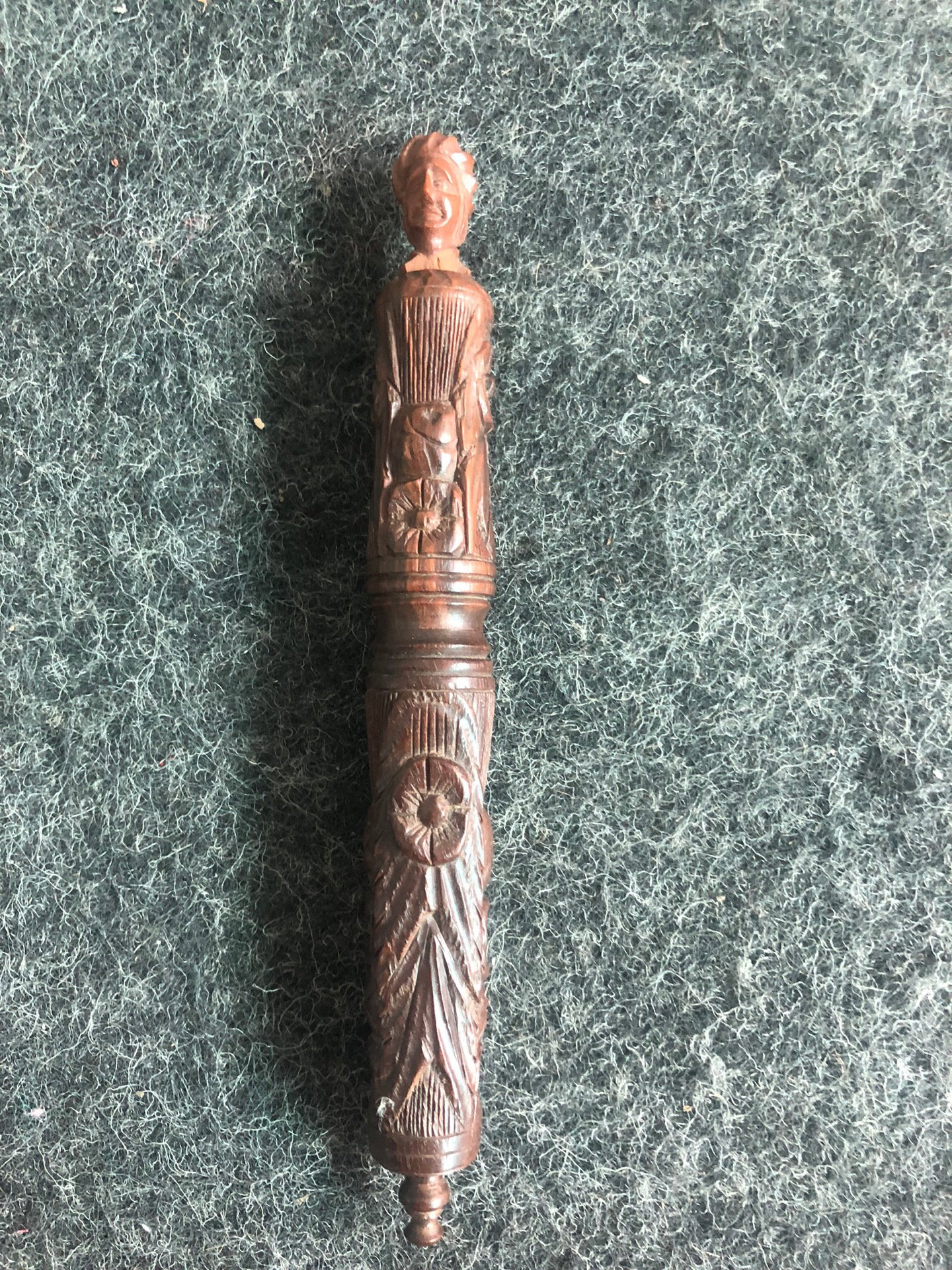 Scatolina Porta-aghi in legno con personaggio e motivi vegetali.Francia
