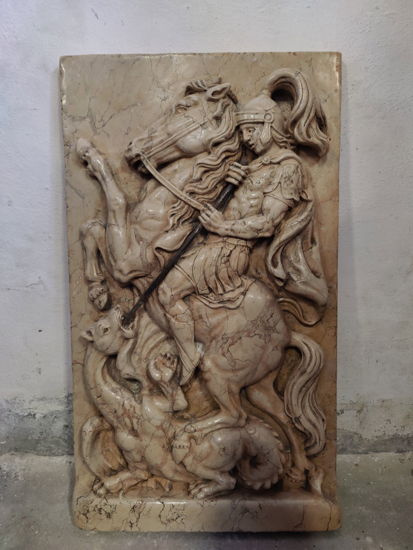 Meraviglioso Altorilievo - San Giorgio ed il Drago con lancia in ferro - 85 cm x 50 cm - Marmo Nembro giallo