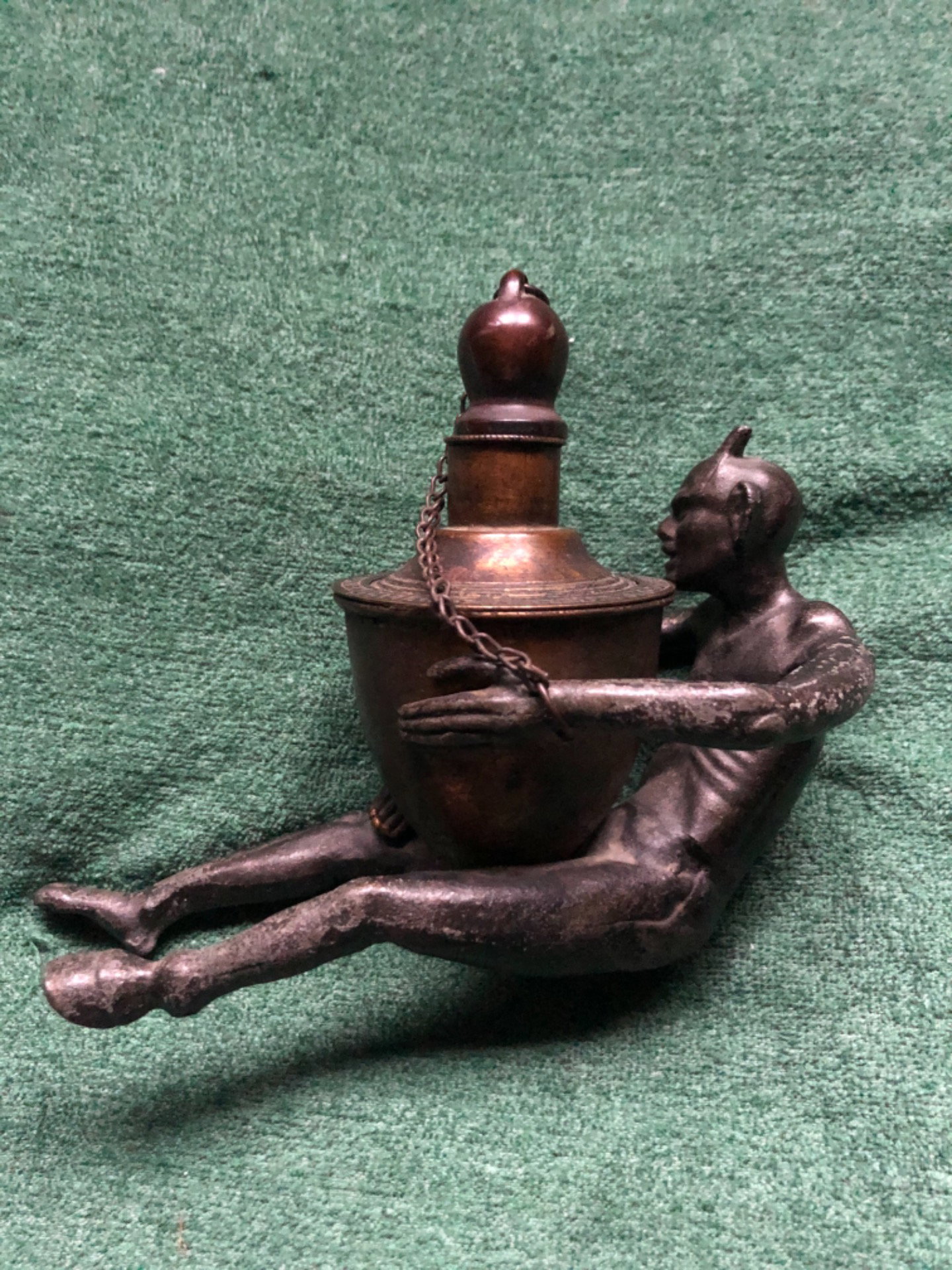 Lampe en antimoni avec figure de diable et l'inscription : Istituto Neoterapico Italiano. Bologne.