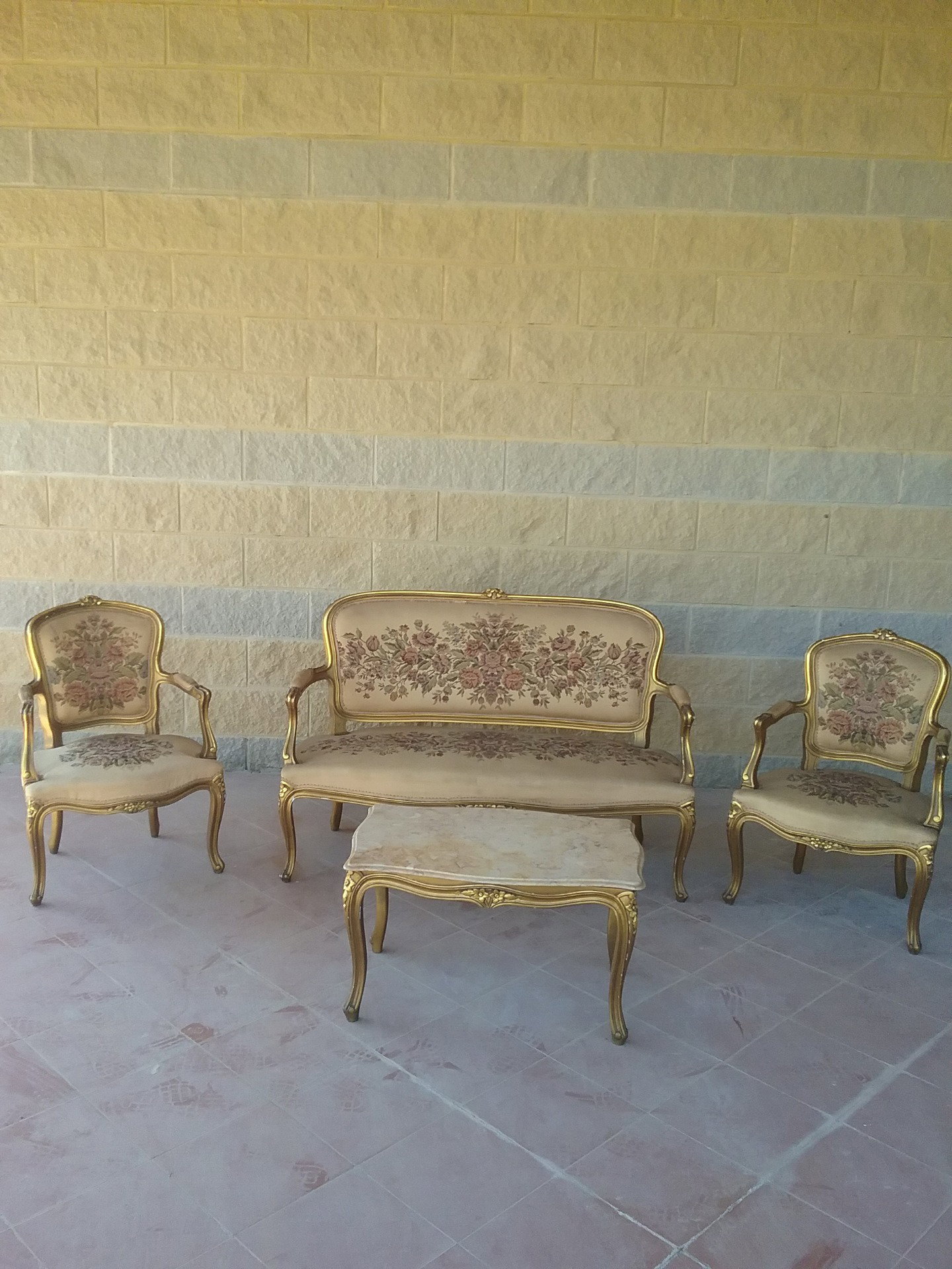 Goldene Sitzecke aus dem Jahr 1900, 2 Sessel B60T50H85, Sofa B130H88T55, Tisch B74T48H45, gesetzliche Gewährleistung