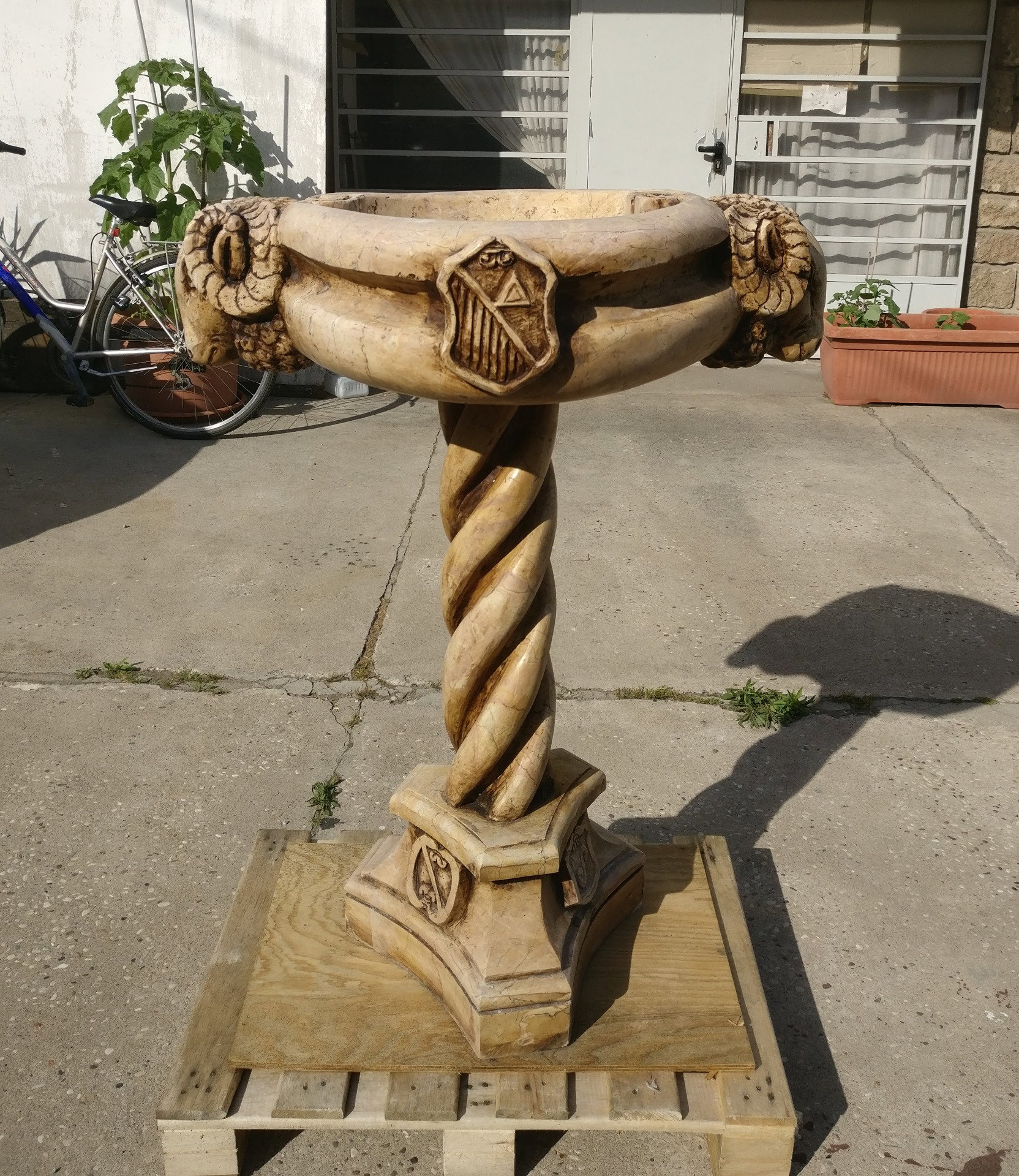 Particolare Fonte battesimale finemente scolpita - H 108 cm - Marmo giallo reale - Venezia