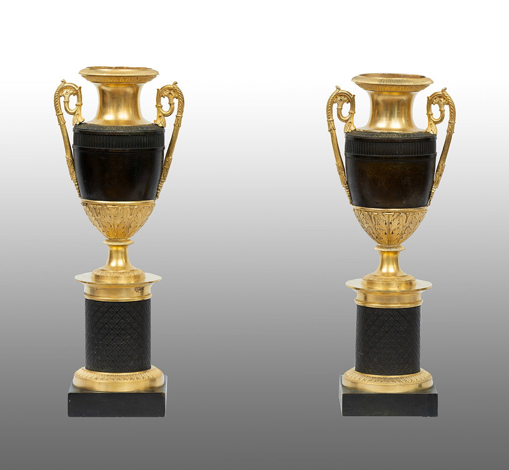 Coppia di cassolette/Vasi antichi Carlo X in bronzo dorato e bronzo patinato. Francia inizio XIX secolo.