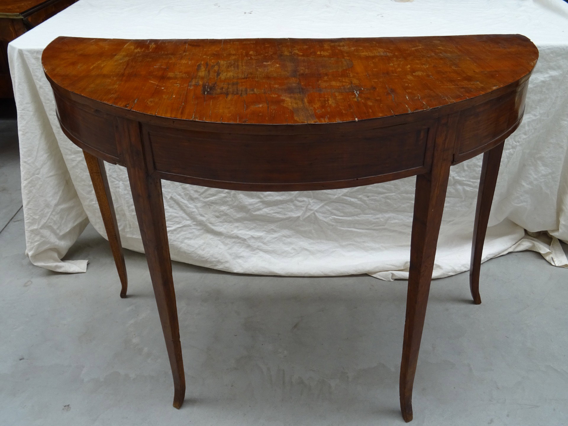 Console/mezzaluna in noce fine 1700 Luigi XVI di area Veneta