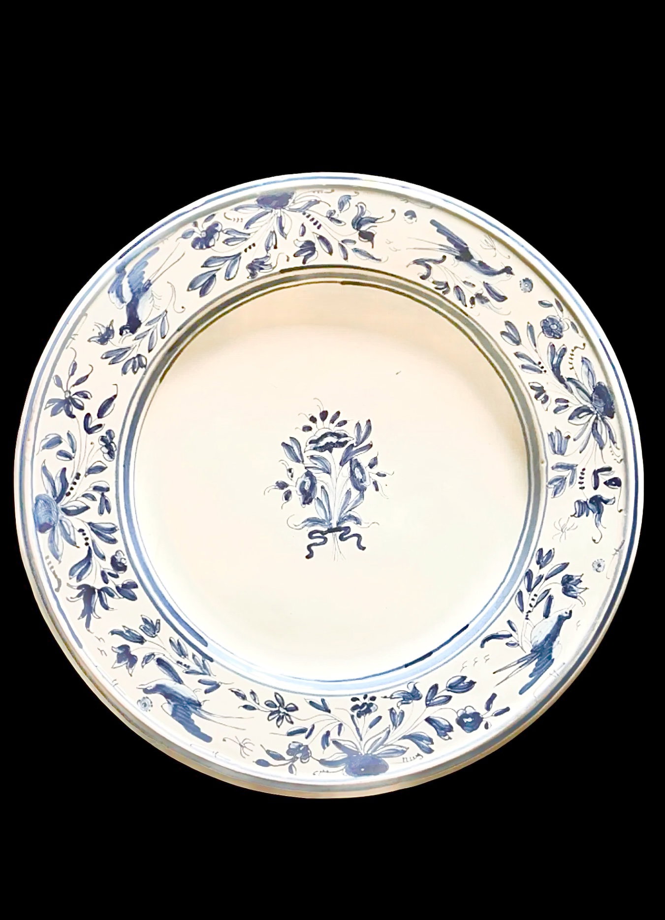 Assiette en faïence monochrome turquoise avec oiseaux et motifs floraux et végétaux stylisés. Pavie