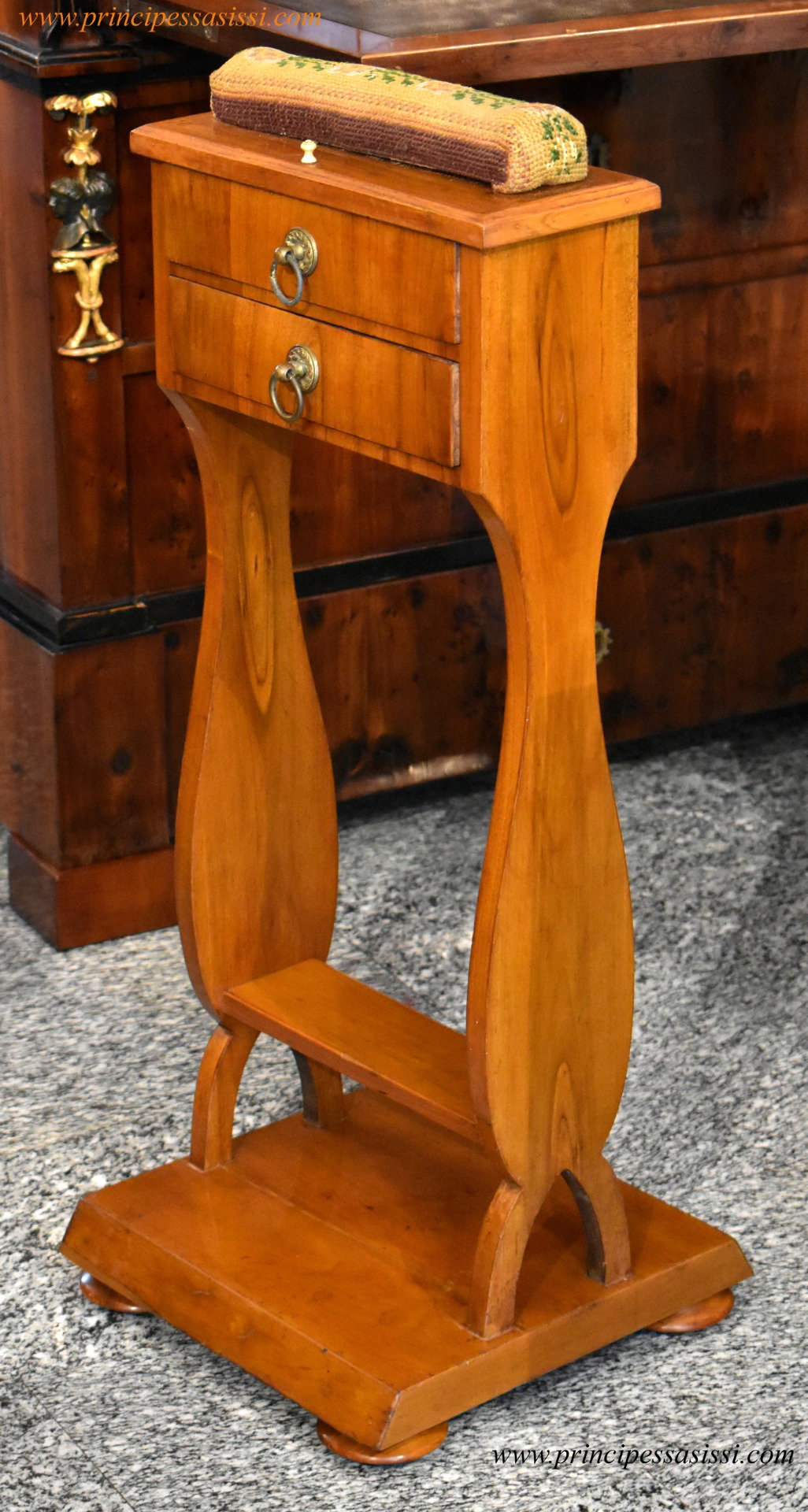 Vienna, 1820 c.a,  periodo biedermeier, estremamente raro tavolino integro da cucito, puntaspilli e portabobine