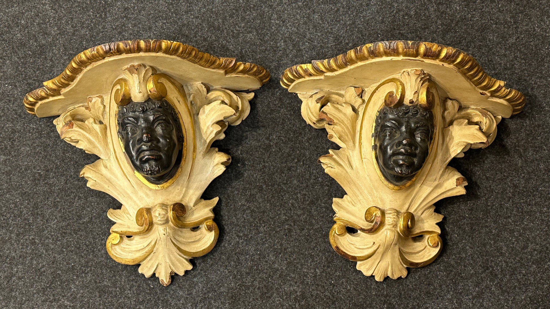 Paire de consoles en bois sculpté et doré avec masque « Mori » - XIXe siècle