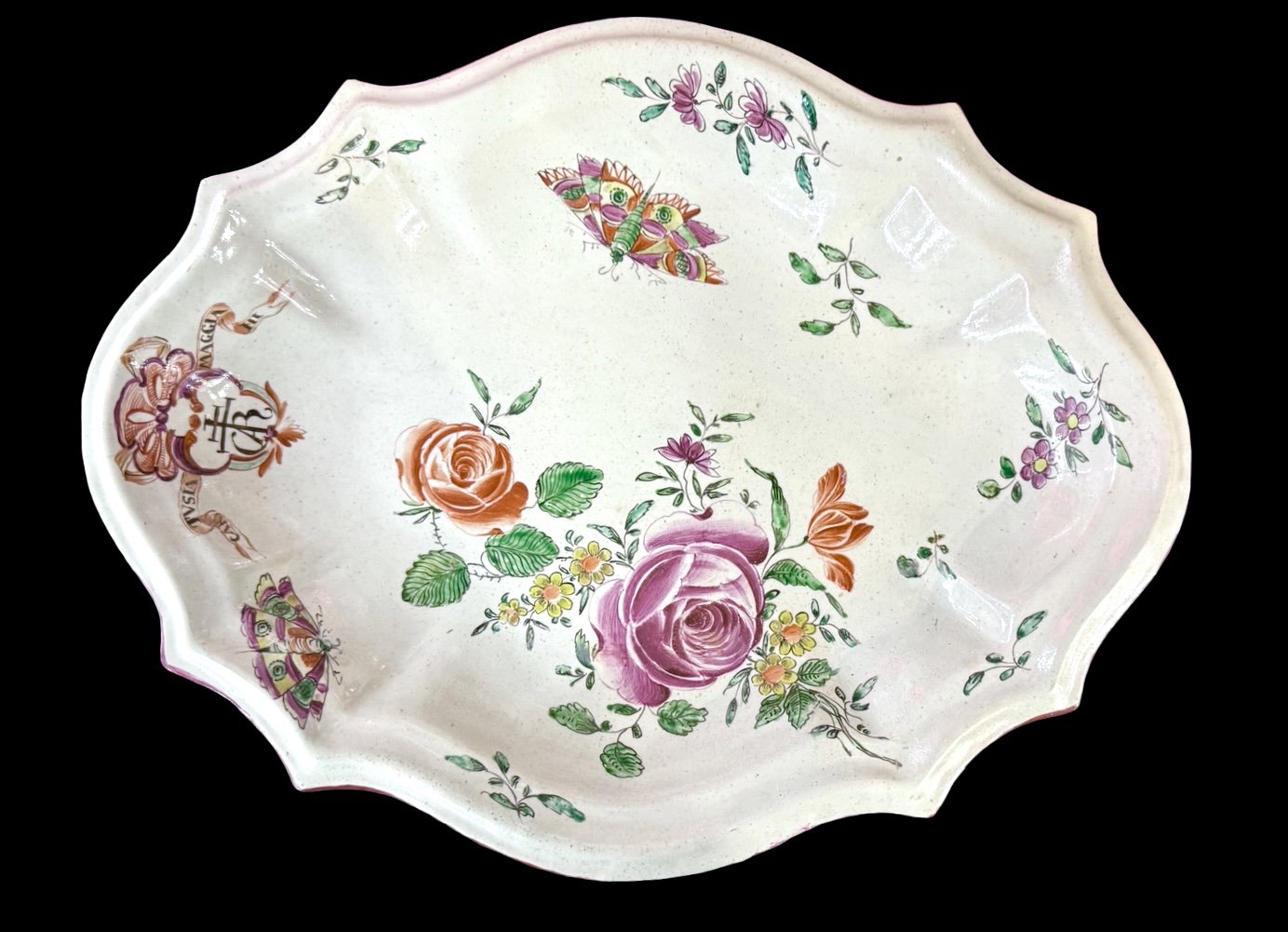 Plat en majolique avec décor de rose et blason de la Chartreuse de Maggiano. Casali et Callegari. Pesaro.