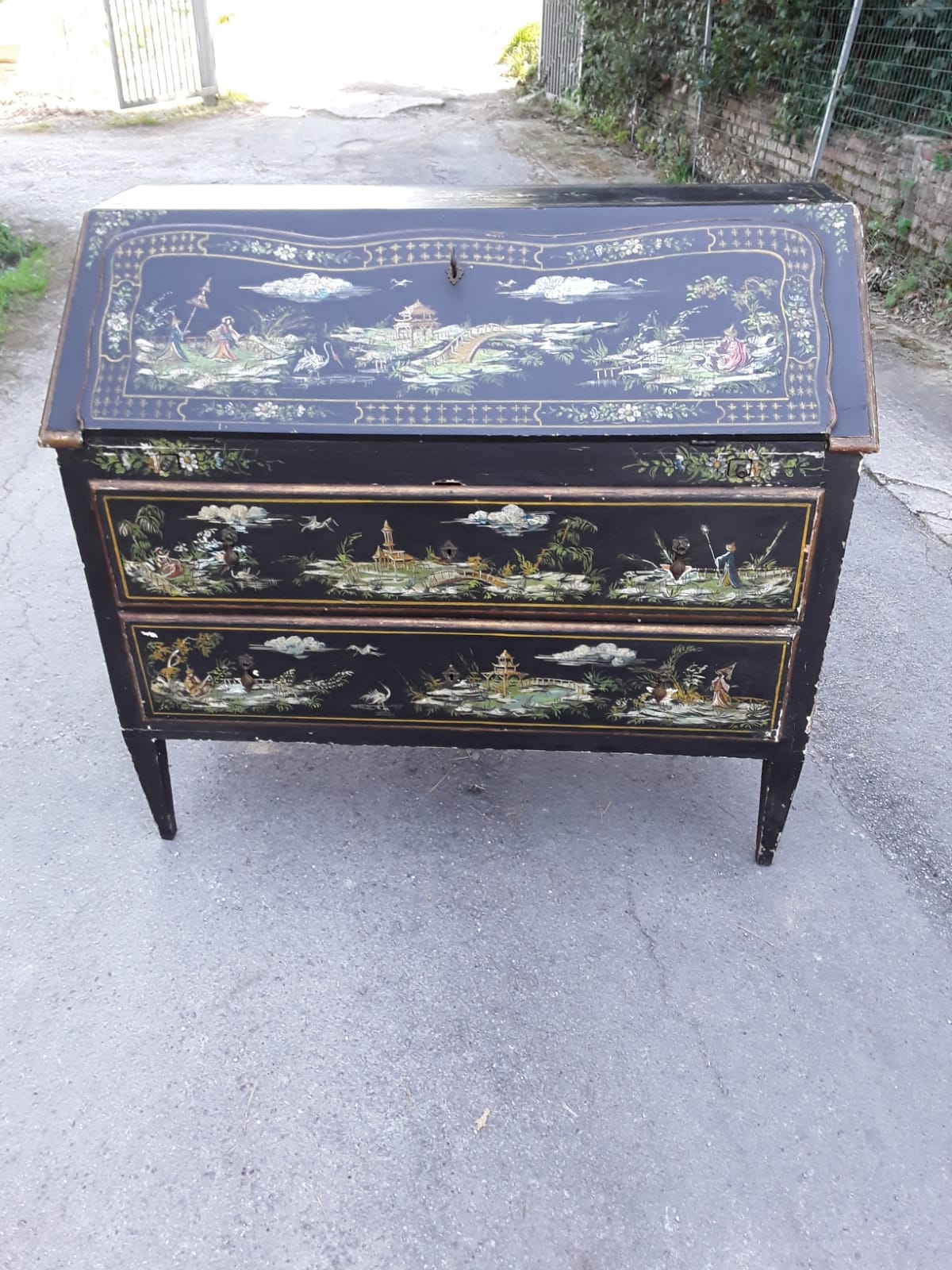 Secrétaire à abattant de la fin du 19e siècle, décoré et laqué à la chinoise avec des scènes. Dimensions : L113xp49xh84. Garantie selon les termes de la loi.