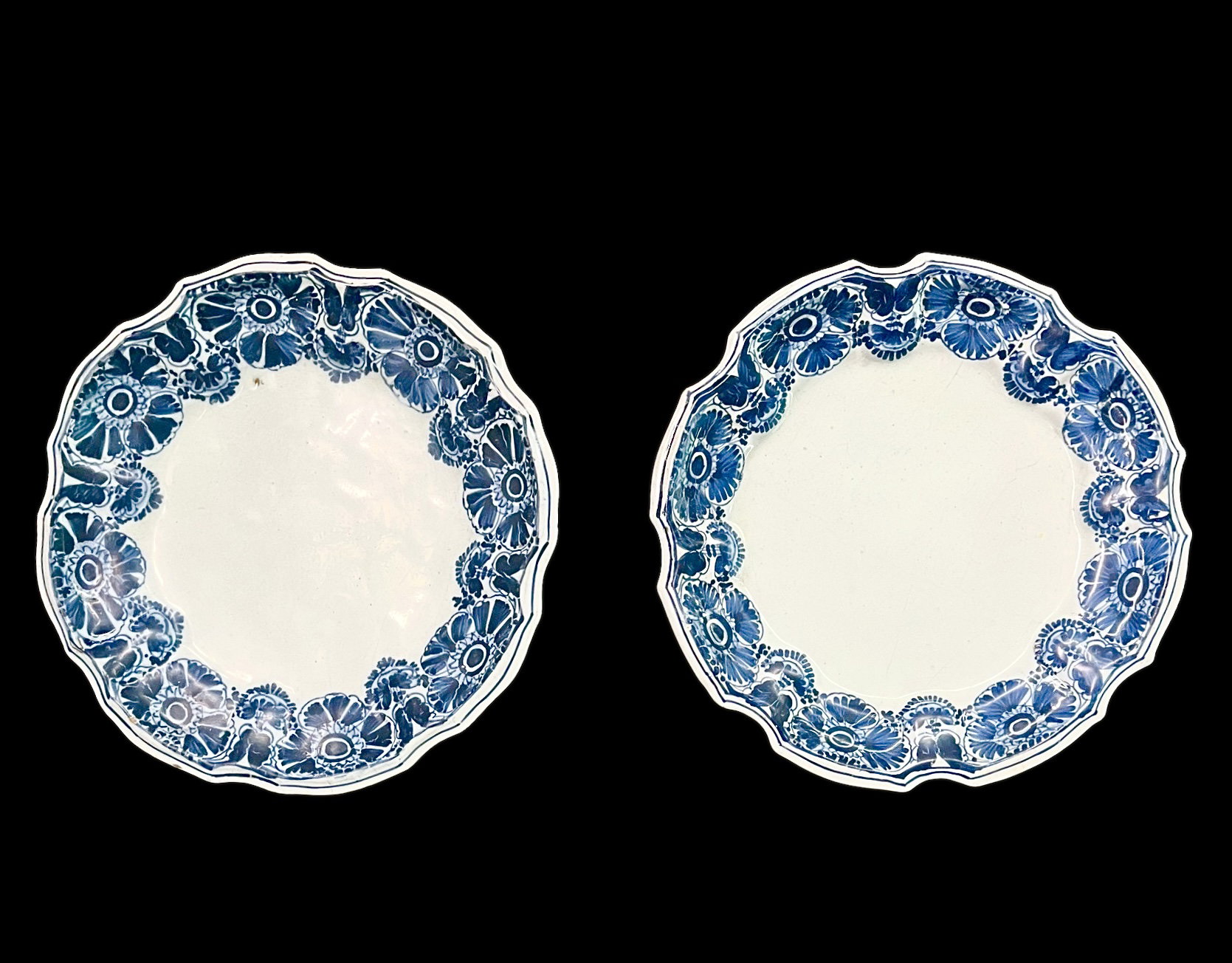 Par de platos de mayólica monocromáticos en azul turquesa con decoración floral estilizada. Fabricación Ferniani, Faenza.
