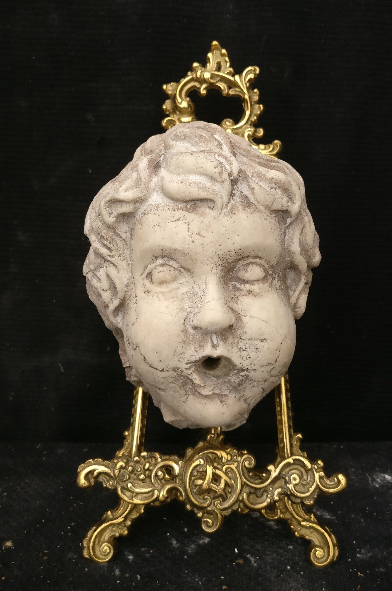 Graziosa Bocca da Fontana - Volto di Putto - 20 x 13 cm - Marmo d'Istria - 19° secolo