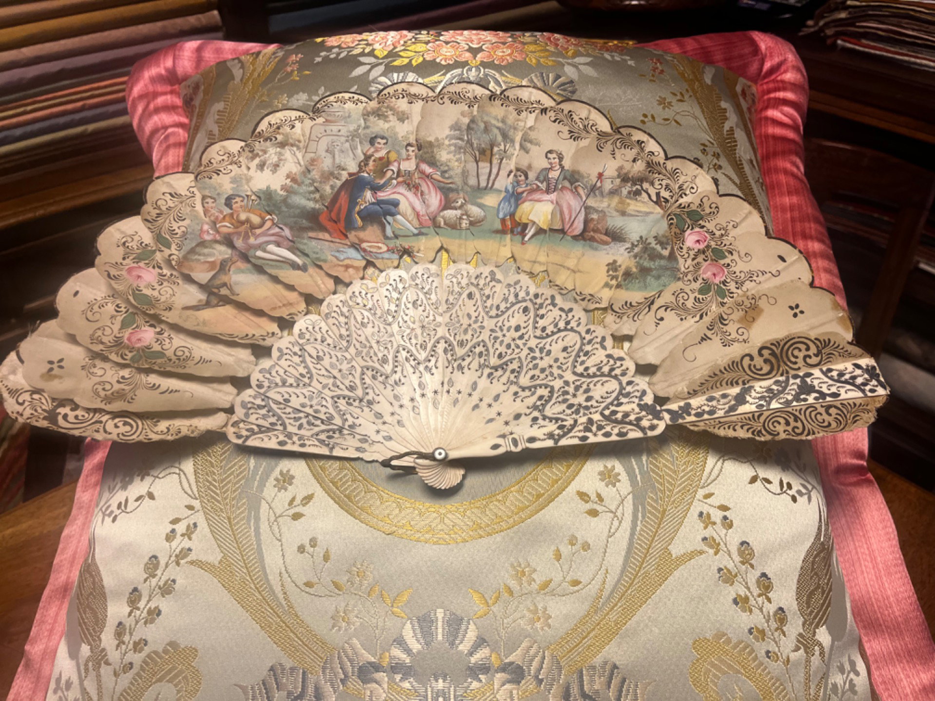 Précieux éventail ancien Louis XVI peint à la main, seconde moitié du XVIIIe siècle. Négociations uniquement avec des particuliers collectionneurs.