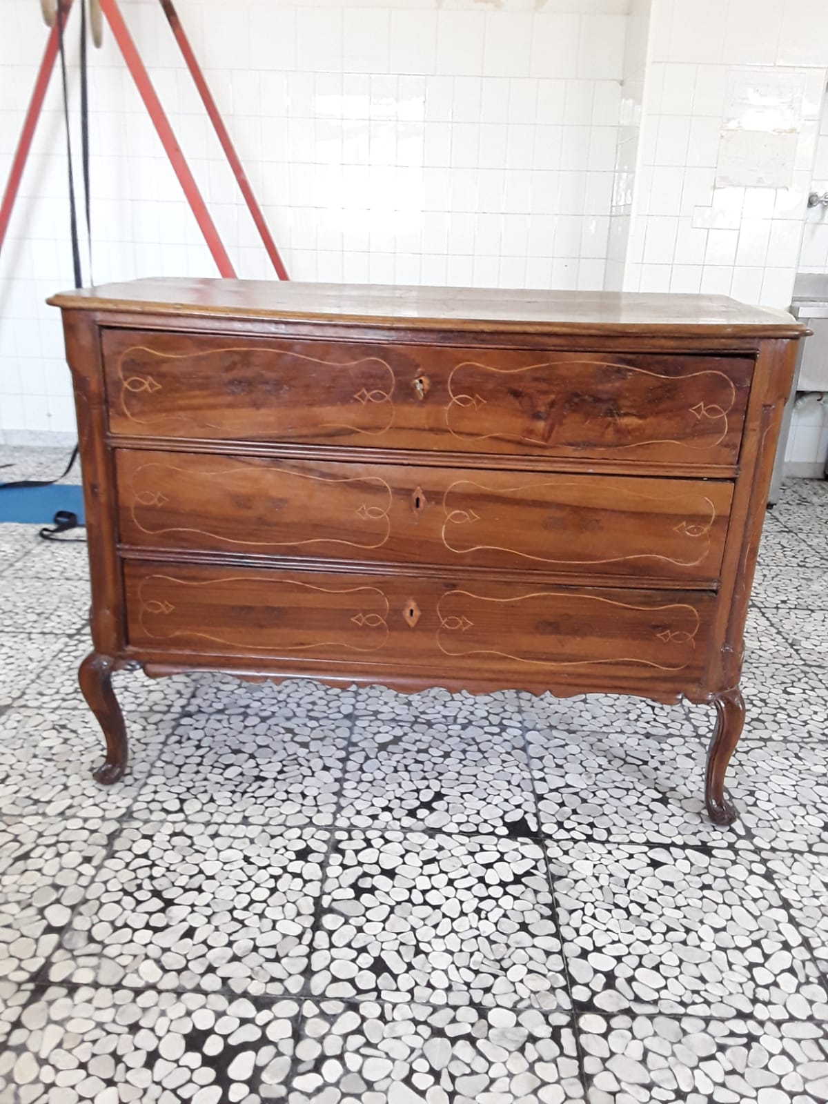 Schöne Kommode aus Nussbaum, lombardisch-venezianischer Stil, gewölbte Füße, Intarsien, Epoche frühes 18. Jahrhundert, L130xB58xH95, gesetzliche Gewährleistung.