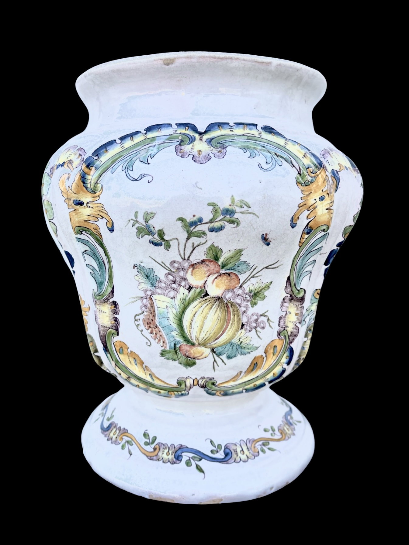 Jarrón de mayólica con decoración de frutas y motivos Rococó. Angelo dal Vecchio. Real Fábrica de Caserta.