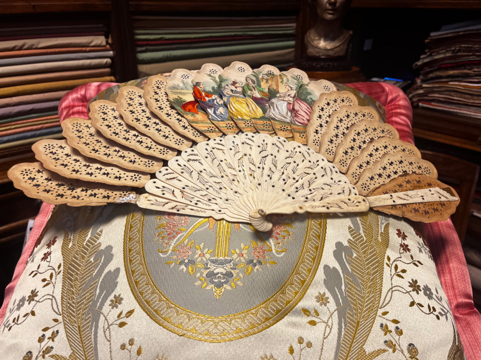 Éventail ancien précieux Louis XVI peint à la main, seconde moitié du XVIIIe siècle. Négociations uniquement avec des particuliers collectionneurs.