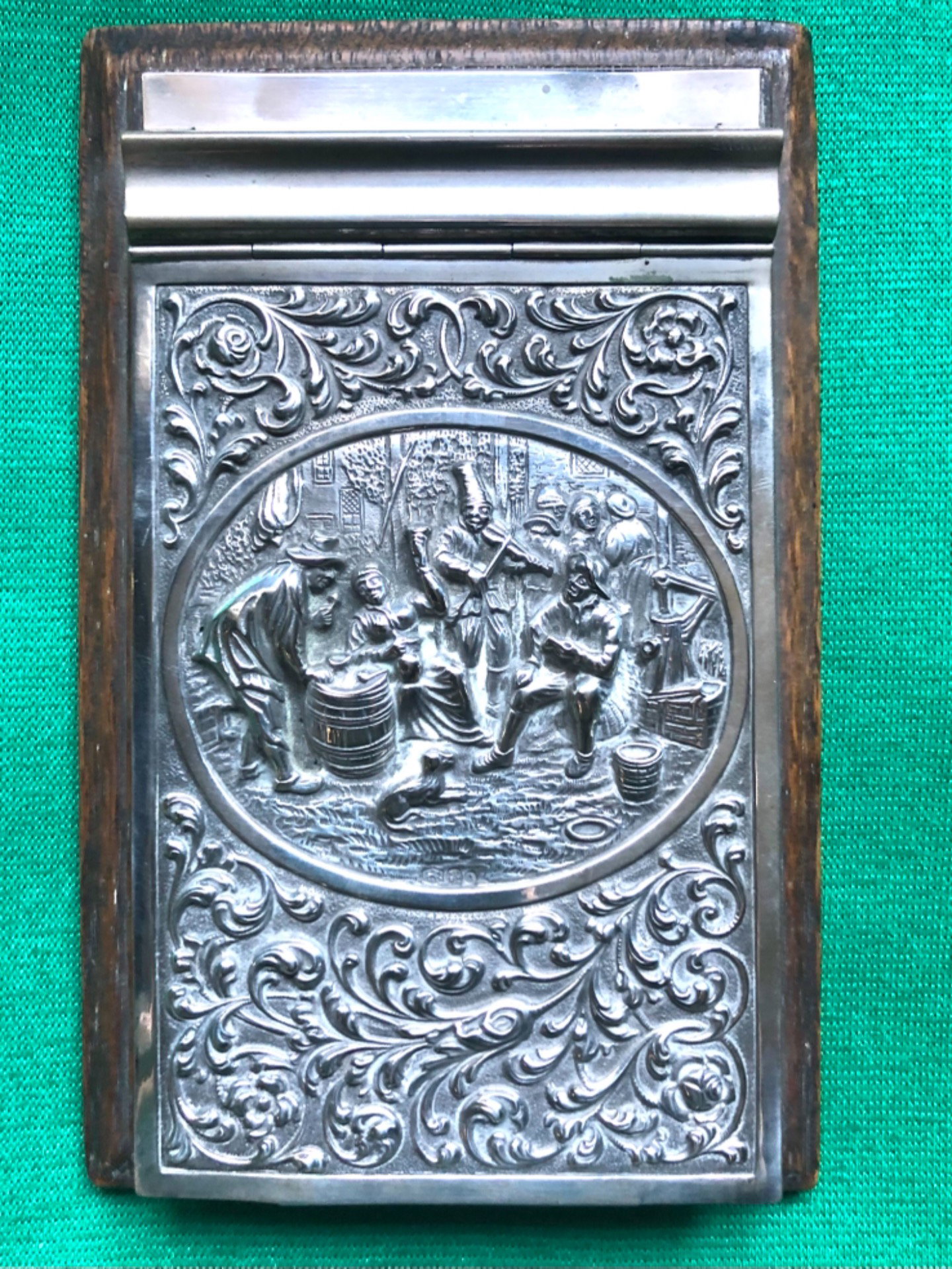 Porte-bloc en bois de palissandre et argent repoussé avec scène villageoise et motifs végétaux. Hollande.