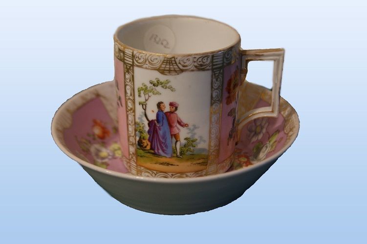 Taza grande con plato de porcelana de Meissen del siglo XIX, rosa con escenas galantes.