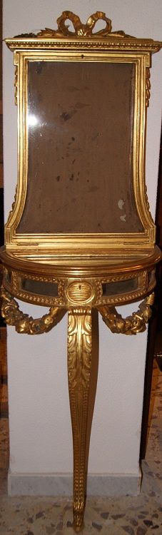 Consola francesa antiga de 1800 em madeira dourada com folha de ouro em estilo de Transição.