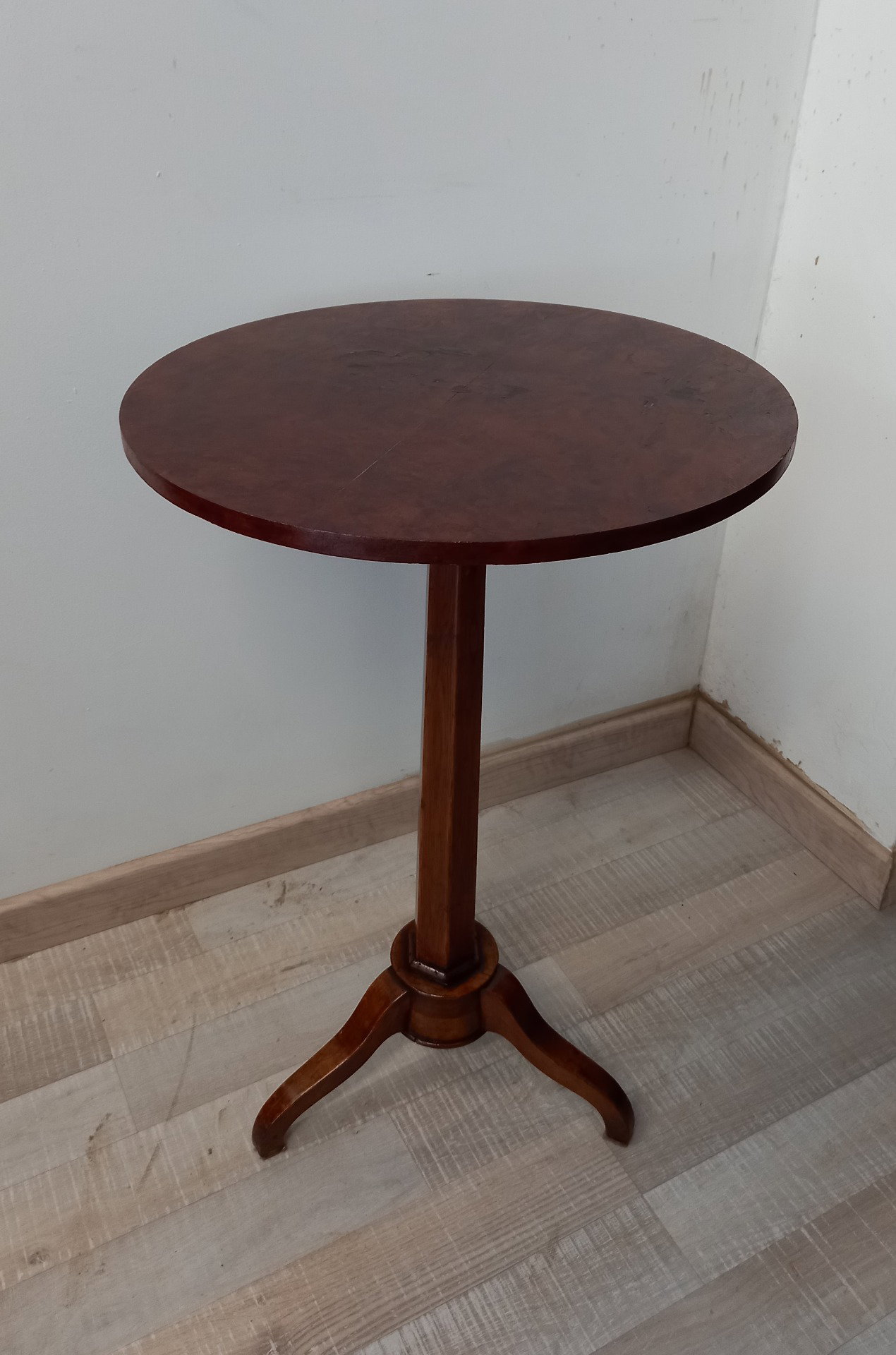 Mesa auxiliar de nogal con tablero de raíz - Portaflores - Mesita de noche - Finales del siglo XIX